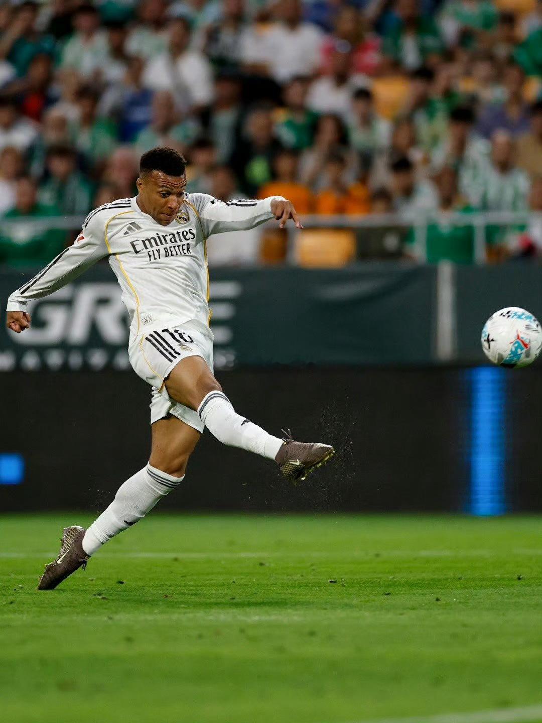 皇家贝蒂斯1比1皇马玄学尽显！姆巴佩伤缺皇马全胜，复出即拉胯，银河战舰陷入怪圈西