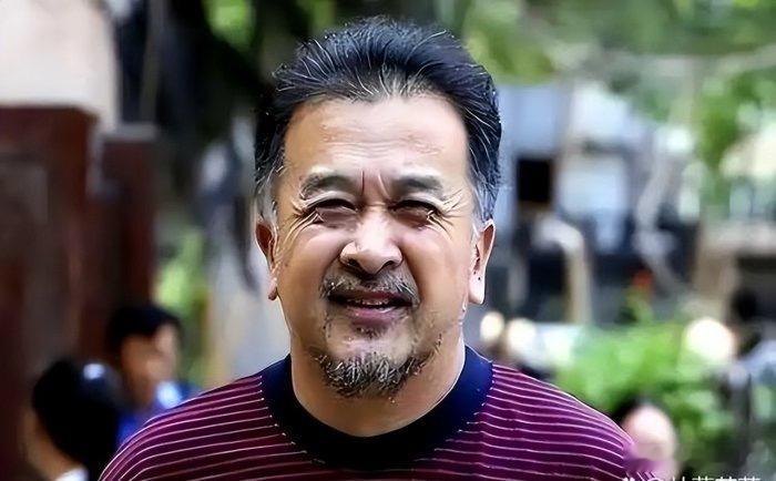 上午被免职，下午被带走，登24年春晚却忽然消失的黄宏如今咋样一条十年前的旧传言，