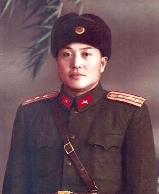 1942年，侦察股长凌少农，私下向日本人购买布料，对方说：“你看起来像军人？”凌