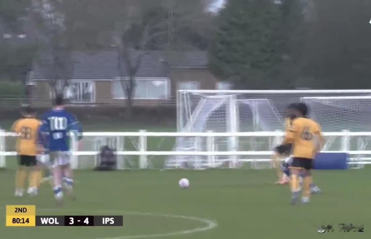 徐彬迎来英国留洋首秀！！！在U21狼队和伊普斯维奇的比赛中，徐彬司职中后场，首发