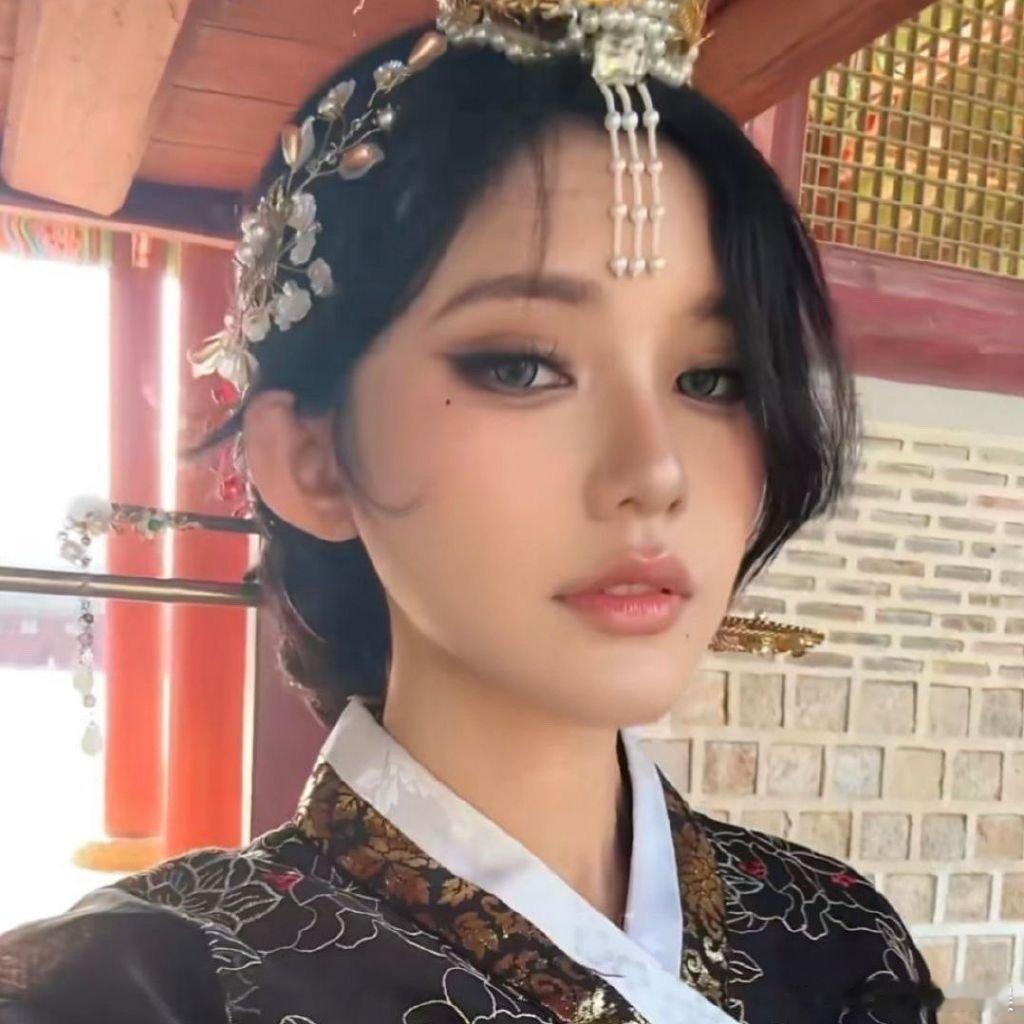 刘些宁的网红感越来越重了…… ​​​