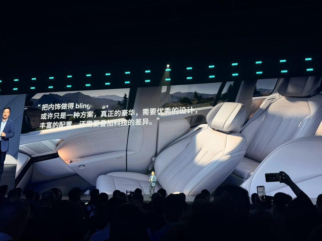 内饰豪华早已不在是堆配料当科技与设计热闹的结合豪华感自然上车新科技旗舰小鹏GX今
