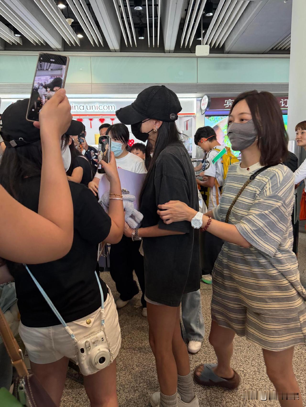 江语晨，太机智了！

2026年8月6日，江语晨结束海外行程抵达北京机场。刚走出