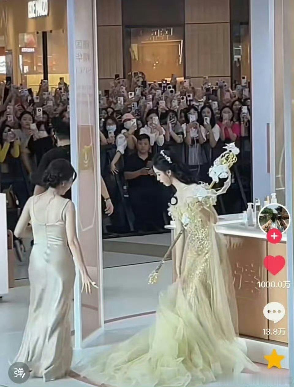 陈都灵内娱第一位饭拍路透破千万点赞女艺人，什么实力 好牛 ​​​