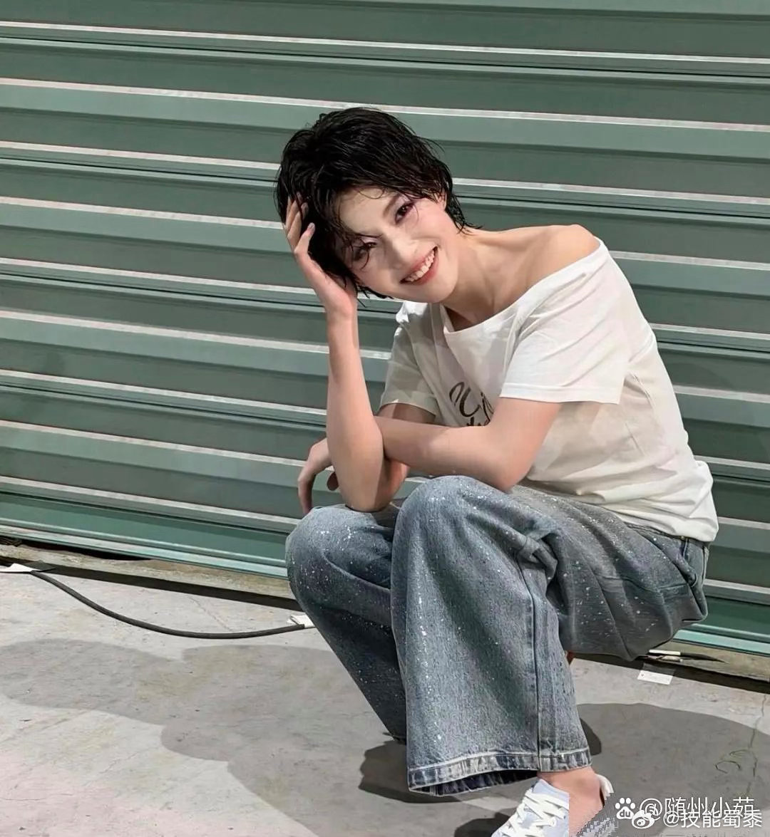 卢昱晓瘦到像是骨头把皮撑开了，这应该p不了吧，真人确实瘦了很多。 ​​​