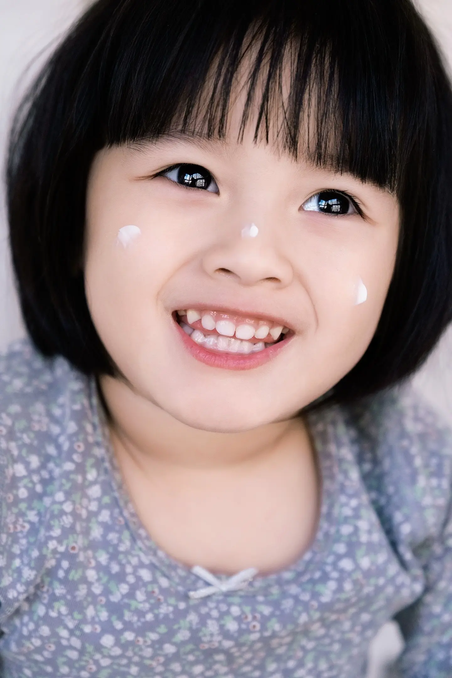 妈妈帮女儿拍照，奶奶负责拍视频，妈妈负责拍图片，宝宝长大以后回头看看满满的回忆！