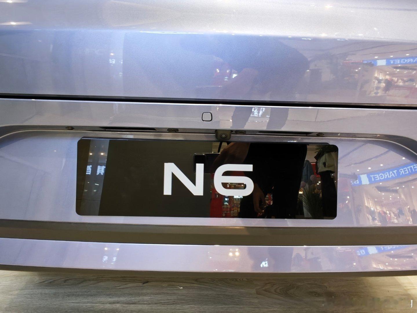 东风日产n6 后备箱开关放在后保上，位置低还容易脏我猜原因①放摄像头那里太低了，