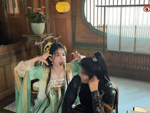 原来🐟小号帮🔔宣传70这天他俩拍的是送药这段剧情😂还拍了经典的坏猫坏狗照 