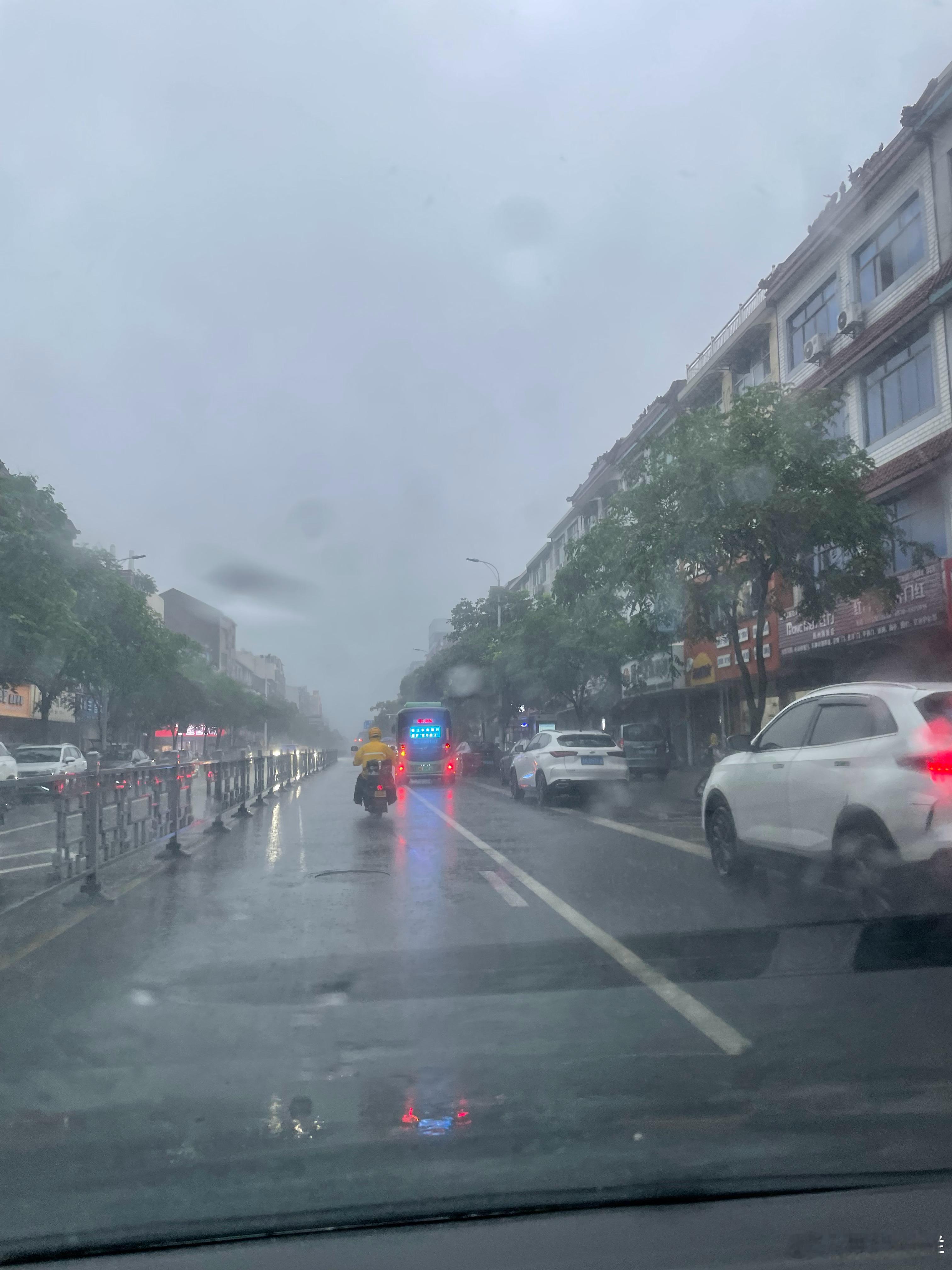 “漏”雨去上班，全身都湿透了。 