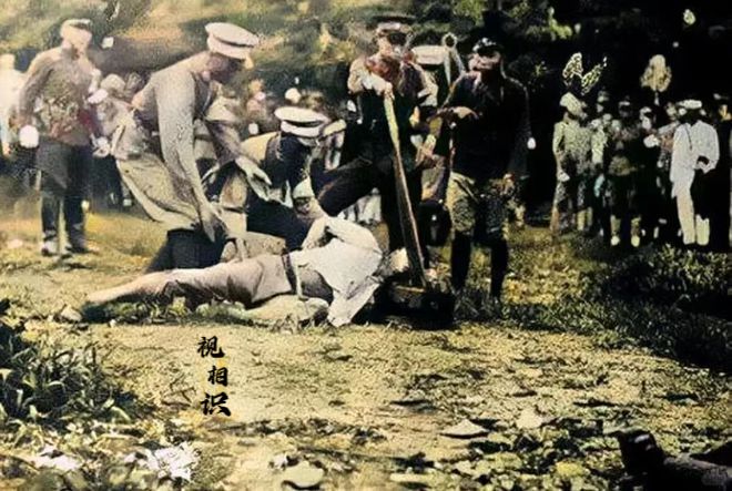 1933年，东北，日伪军正在杀害抗日志士的旧照，画面中可以看到他们用的还是封建时...