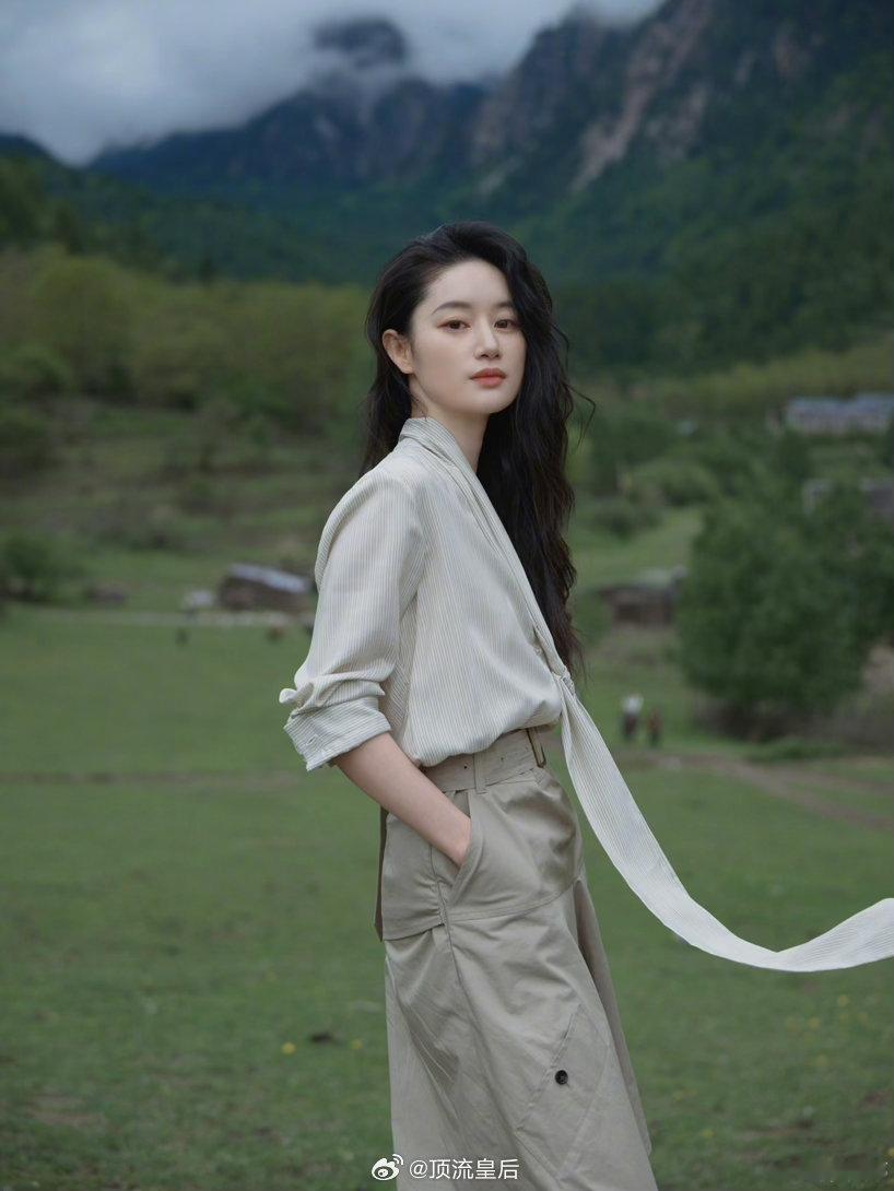 郭晓婷vogue出图好看，清丽脱俗，清新淡雅。 郭晓婷 高知姐姐来九寨沟了