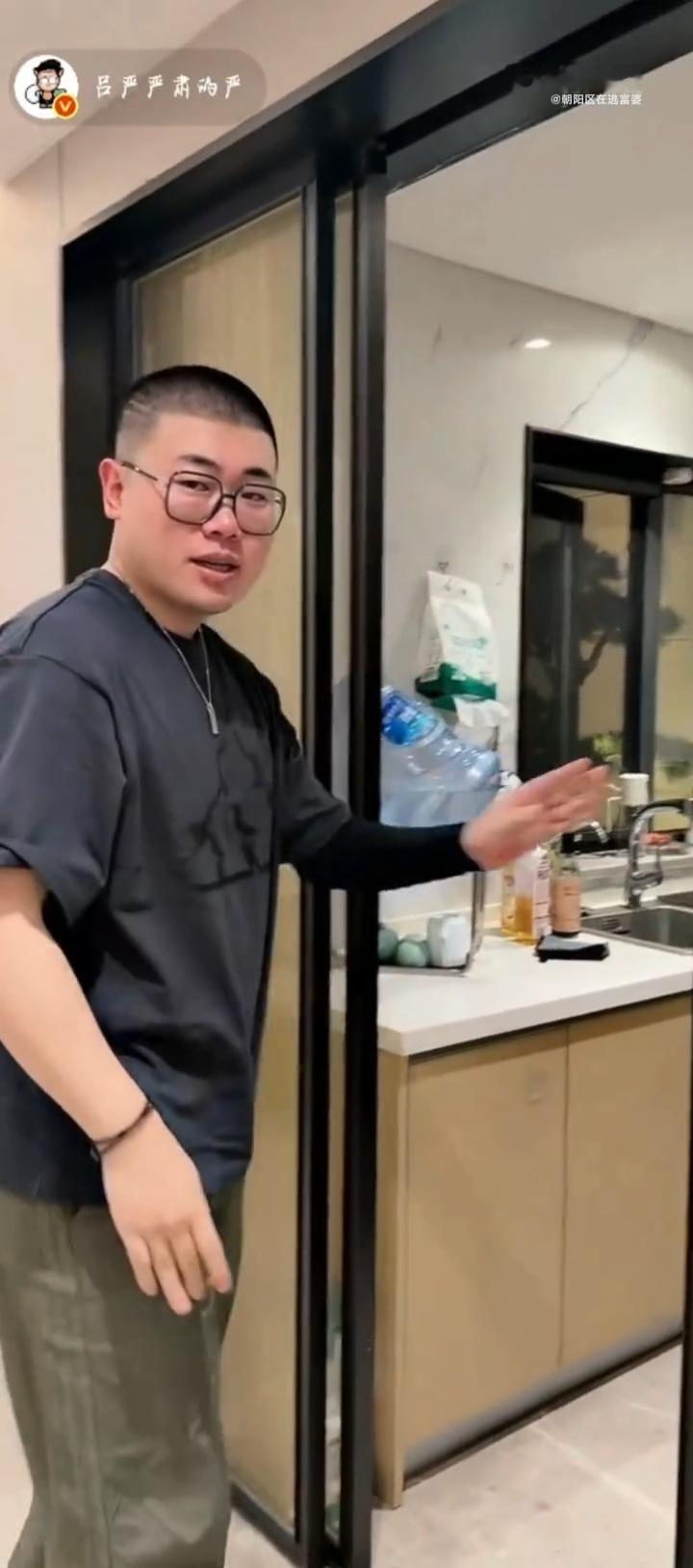 吕严直播到一半去做饭了太有意思了！吕严直播回看往期节目，看着自己做饭的场景直接饿