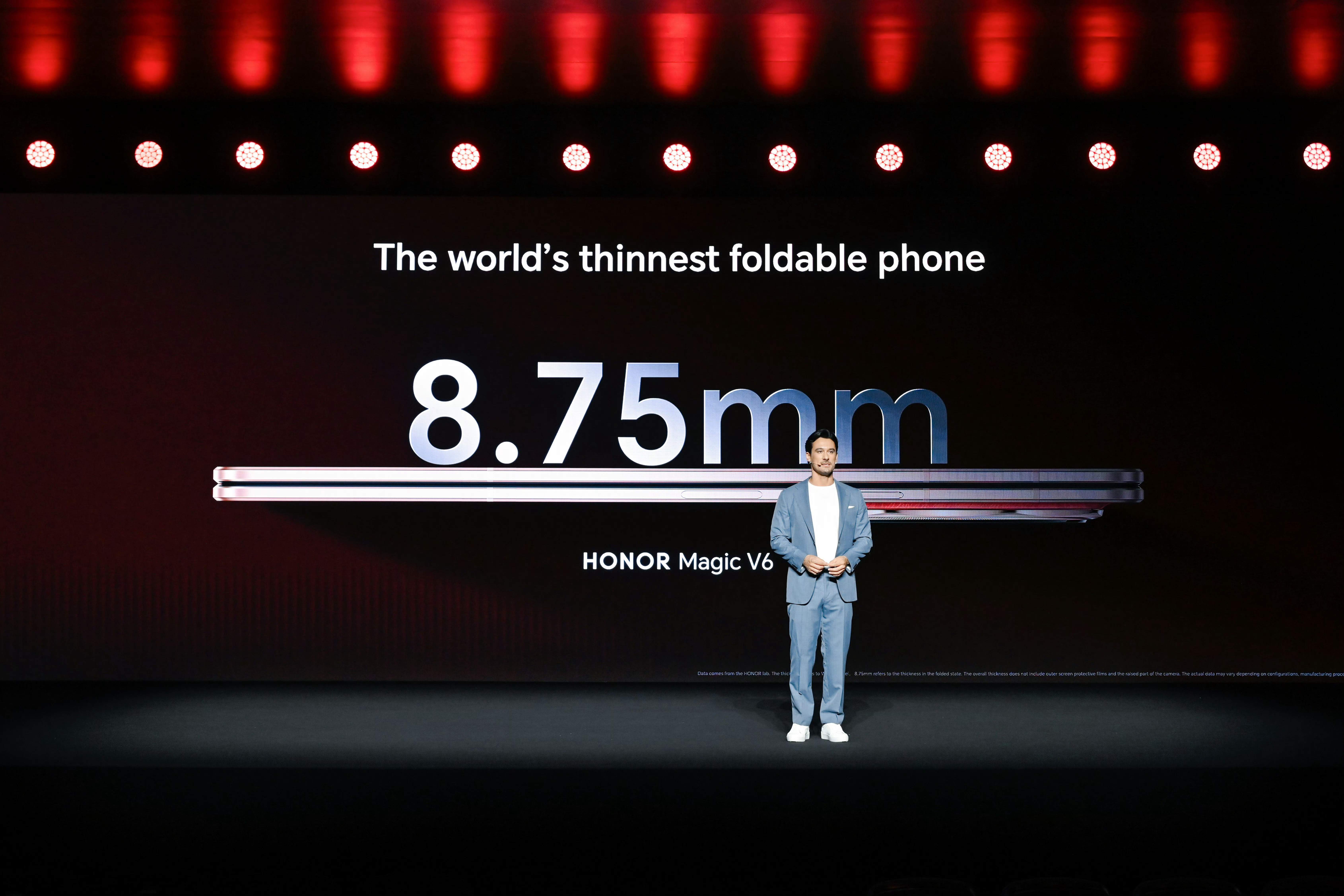 荣耀MagicV6折叠屏轻薄纪录保持者荣耀Magic V6又把折叠屏轻薄卷到了新