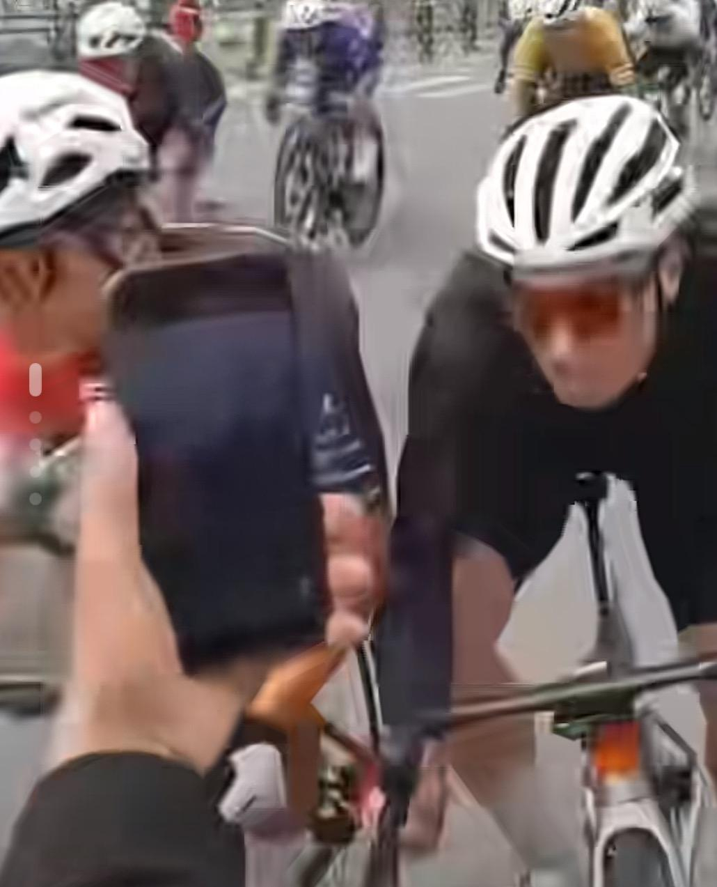 #枝江自行车赛观众越线被运动员带倒#【枝江自行车赛观众拍照越警戒线被运动员带倒！