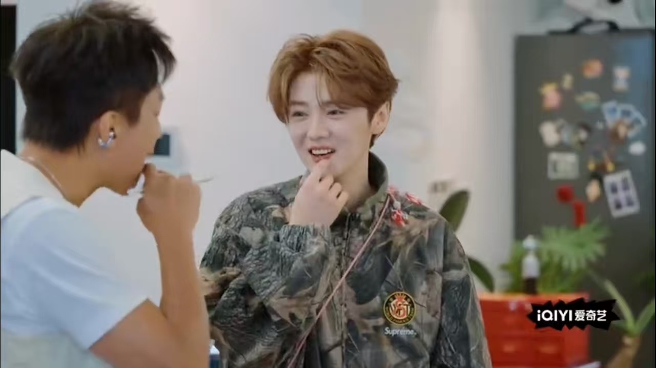 鹿晗说邓超牙上有菜哈哈哈哈哈不必时刻维持精致完美的荧幕形象，好好吃饭放松自在，偶