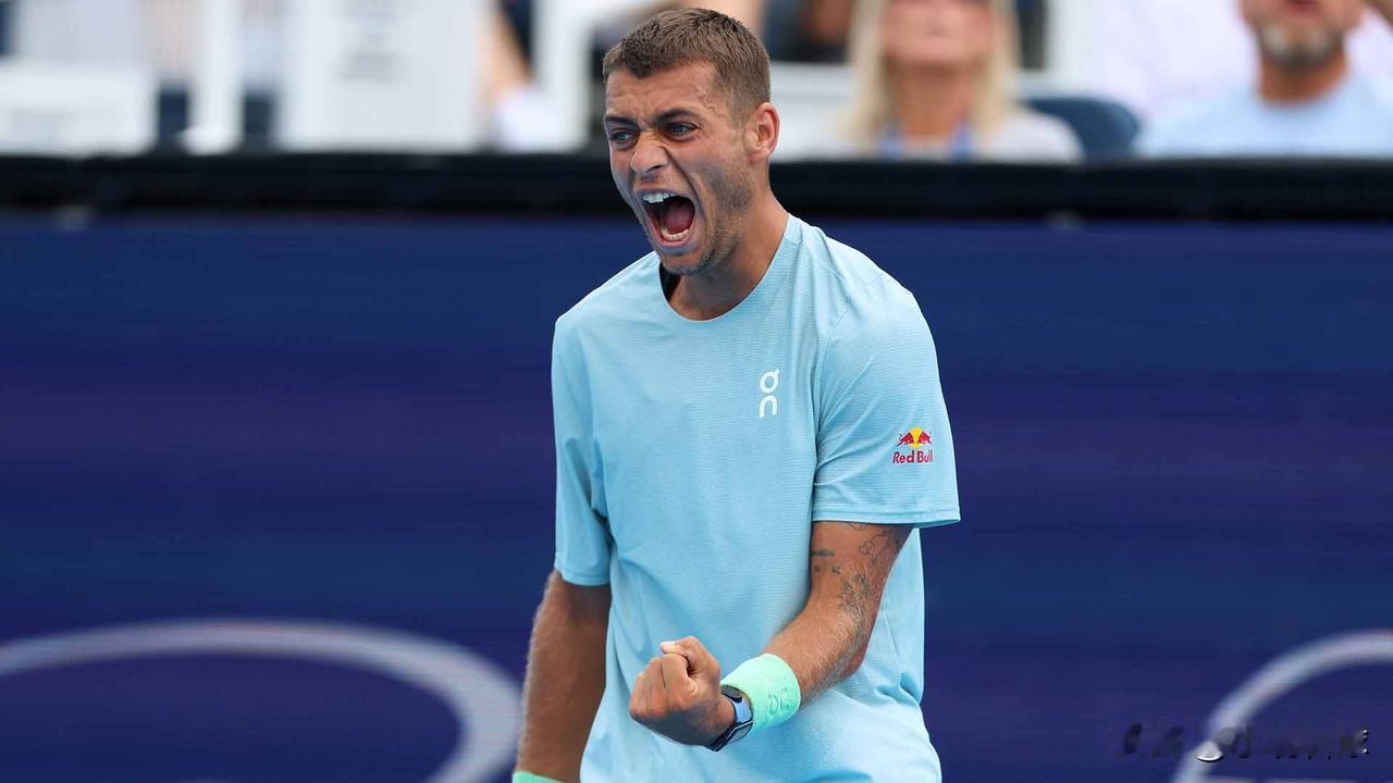 🎾🎾辛辛那提第四轮：
保罗（18）4-6/7-6（6）/6-4逆转兹维列夫（