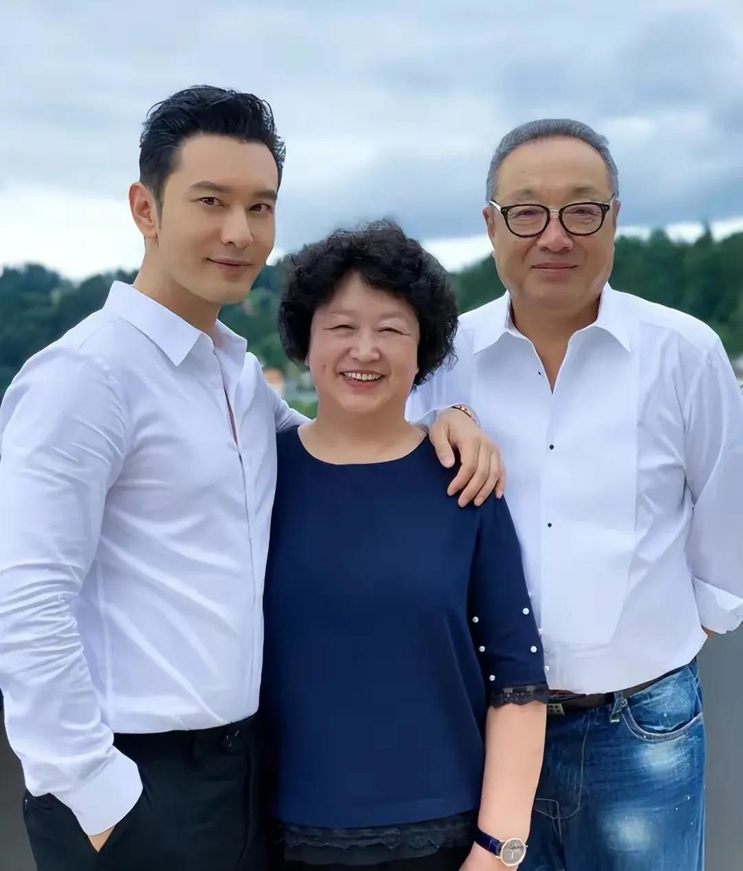 难怪黄晓明长的这么帅了，原来老妈年轻的时候是个大美女，知性优雅，美丽大方，老爸年