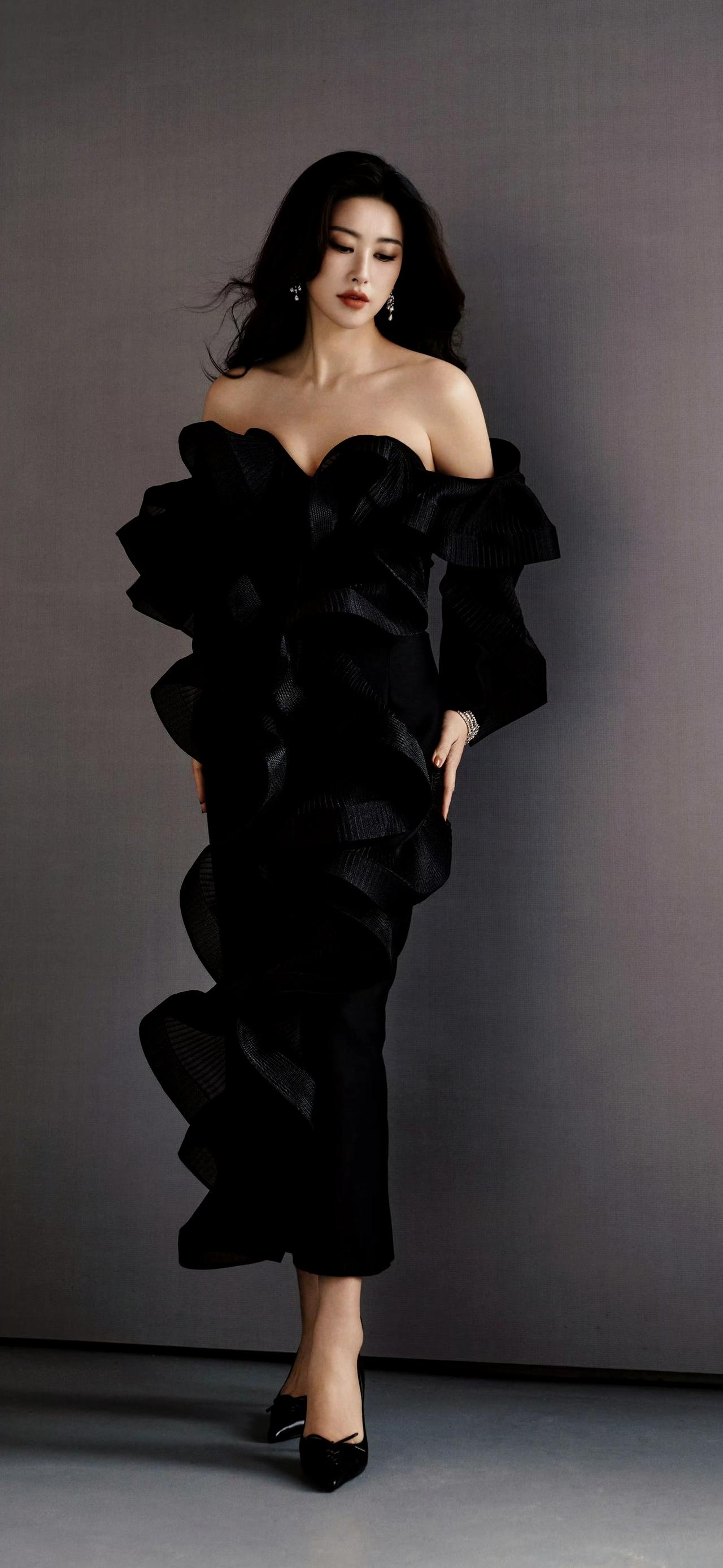 朱珠美的令人陷入混沌。五官宛如精心雕琢的艺术品，自带一种妩媚风情；眼眸深邃而明亮