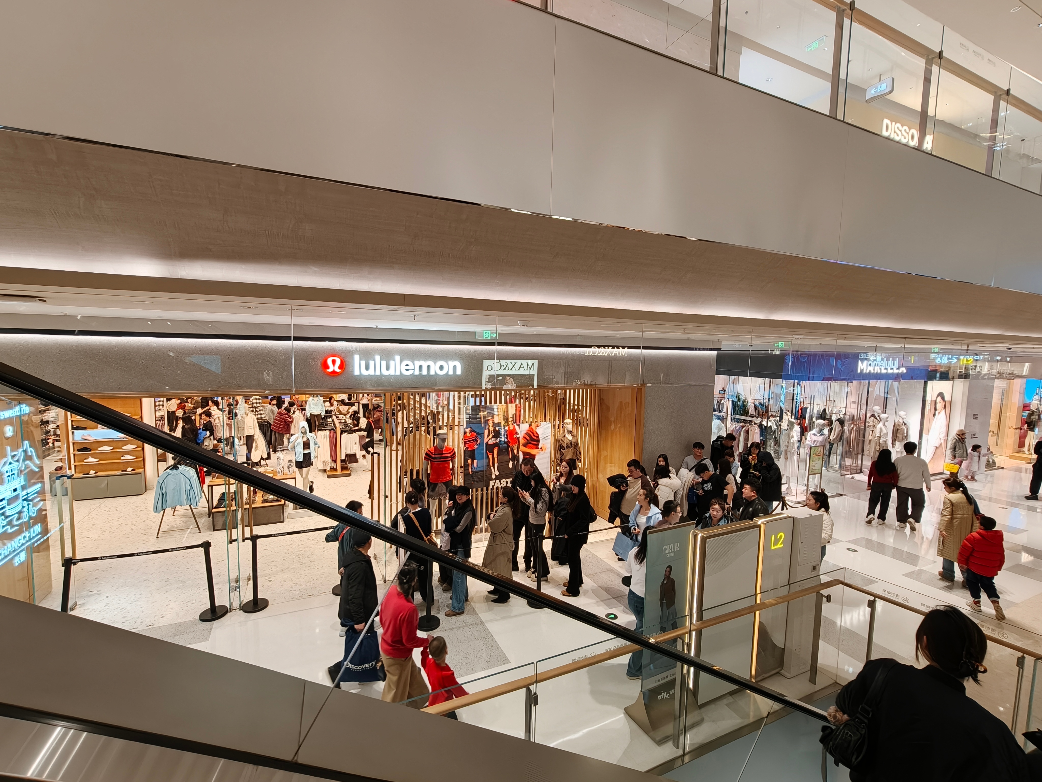 这是神奇，连Lulu.都排队，图点啥？ 