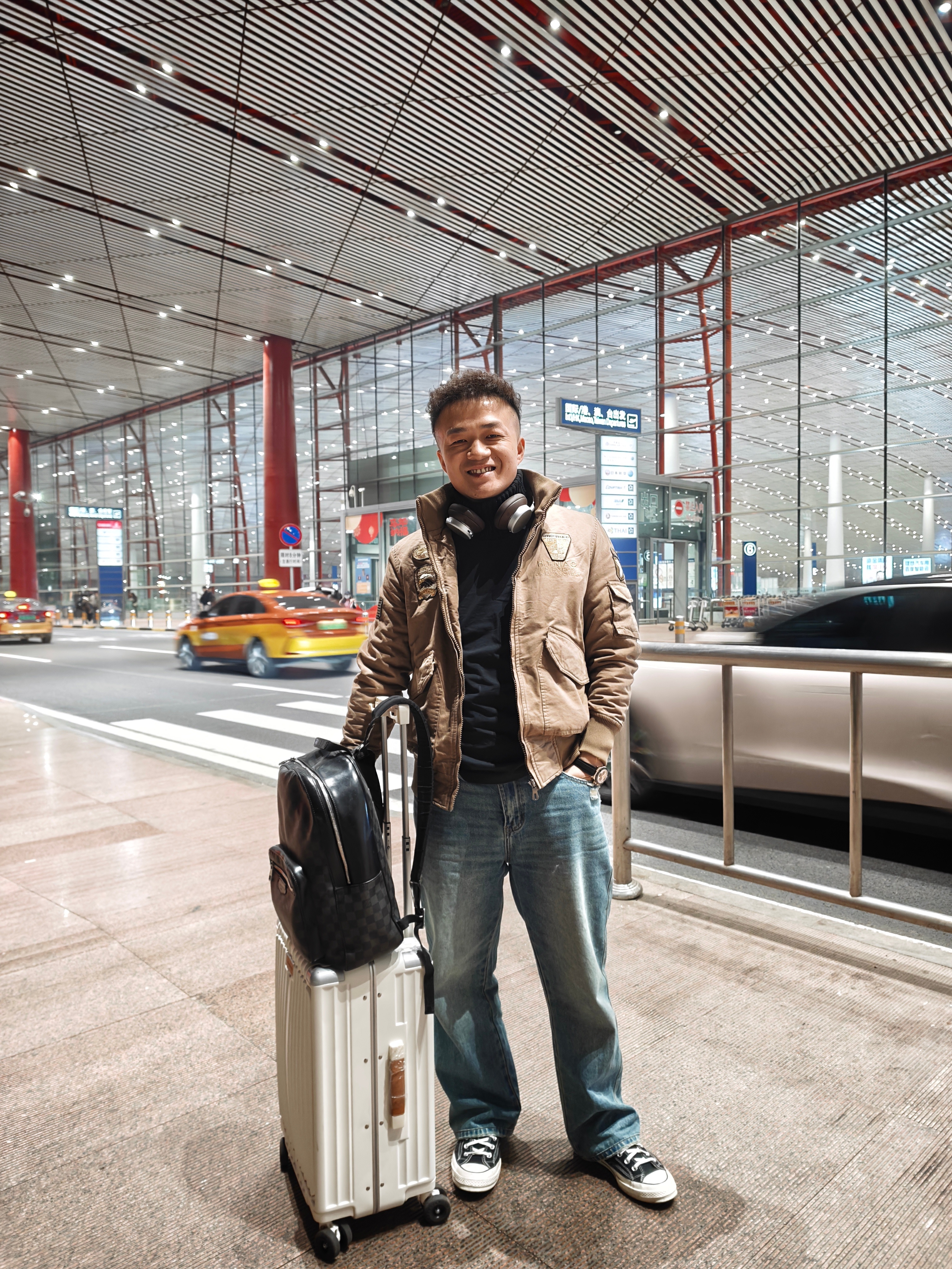 紧急检查完最新一期赛车大片，掐着点惊险赶上飞机。明天准时发布，答应我，明天大家猛