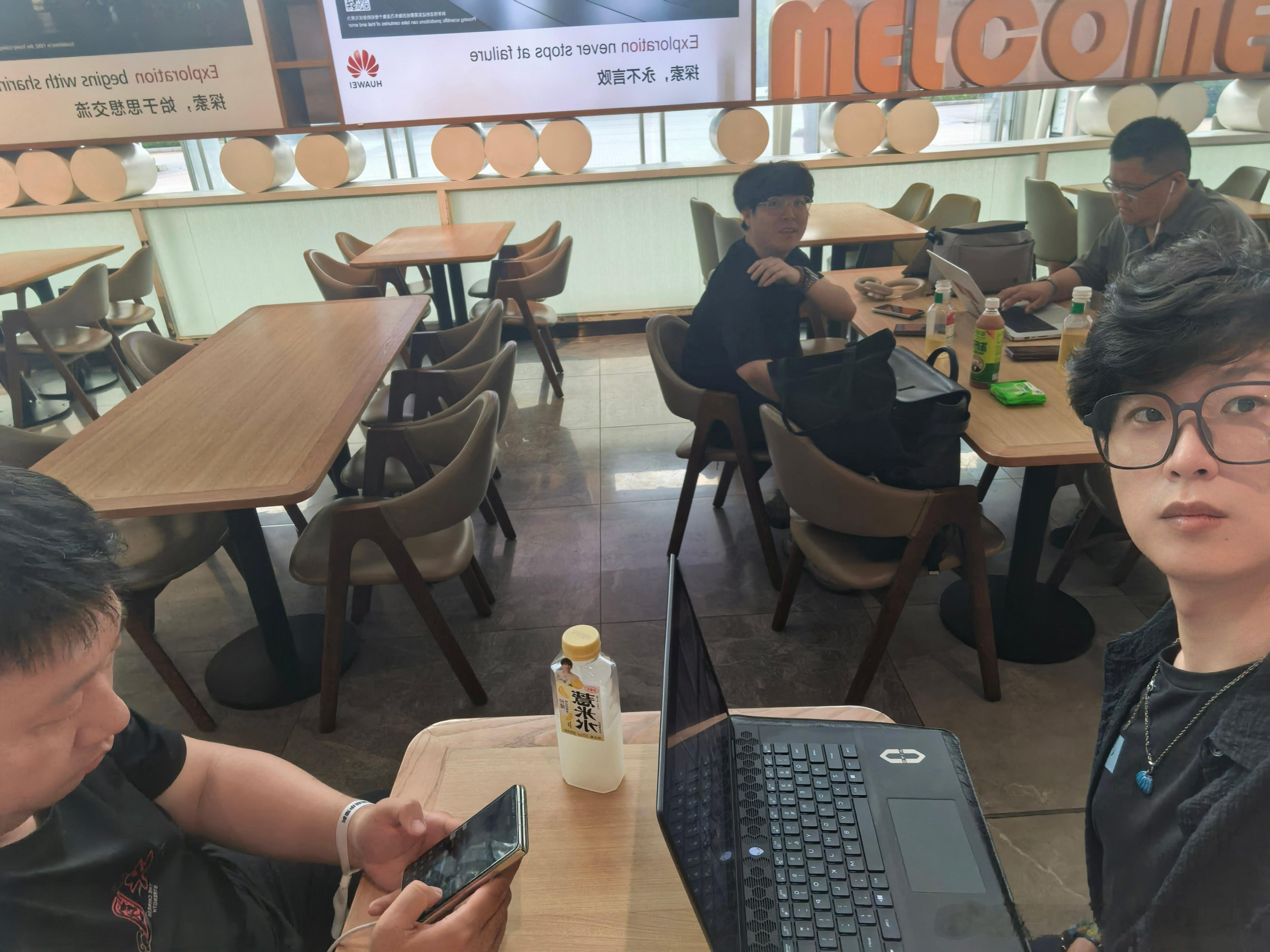 锵锵四人在华为F区集体办公一会对比下鸿蒙电脑，外星人R16以及🍎M2首款鸿蒙电