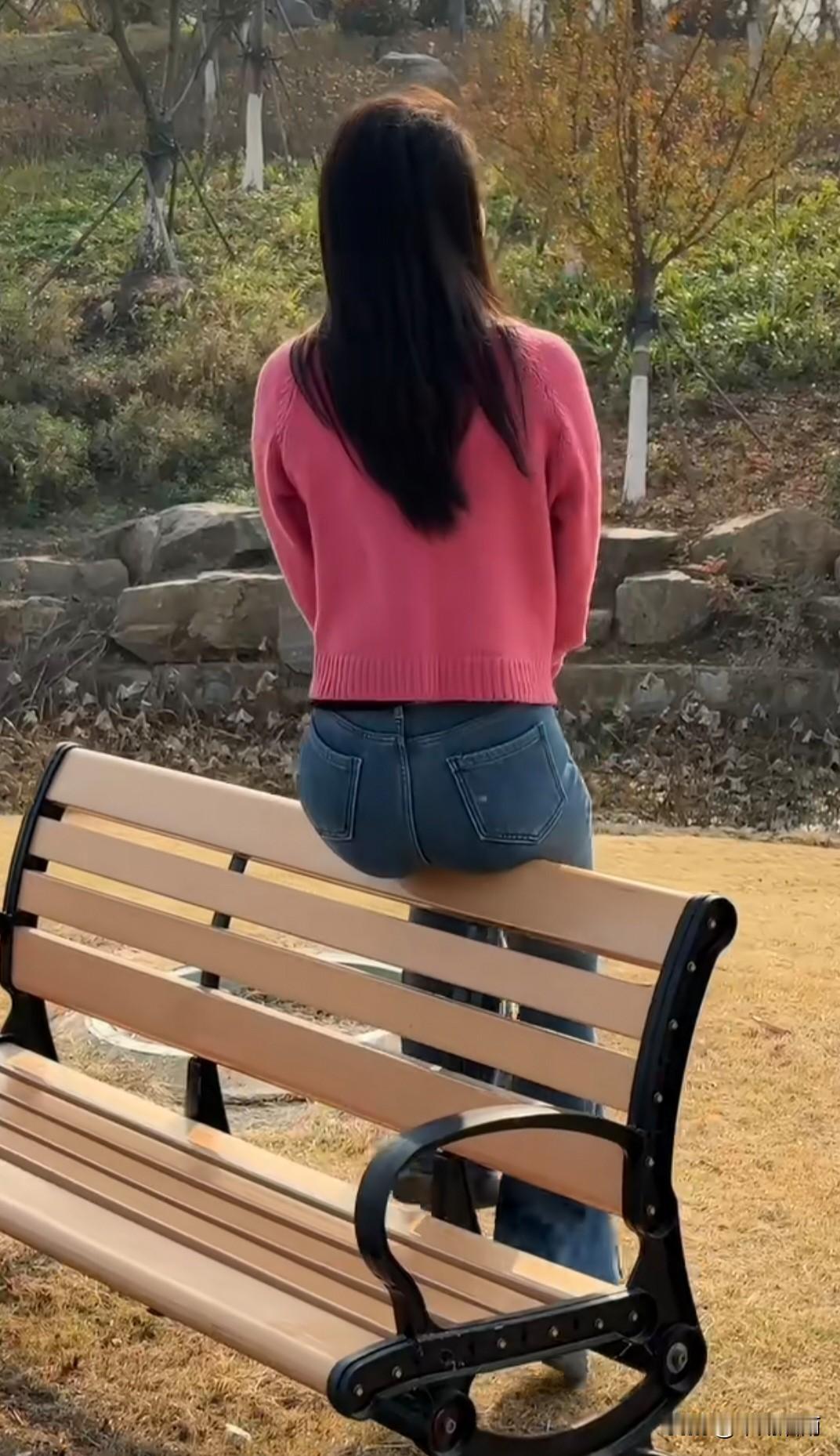 林表明霁色，城中增暮寒。