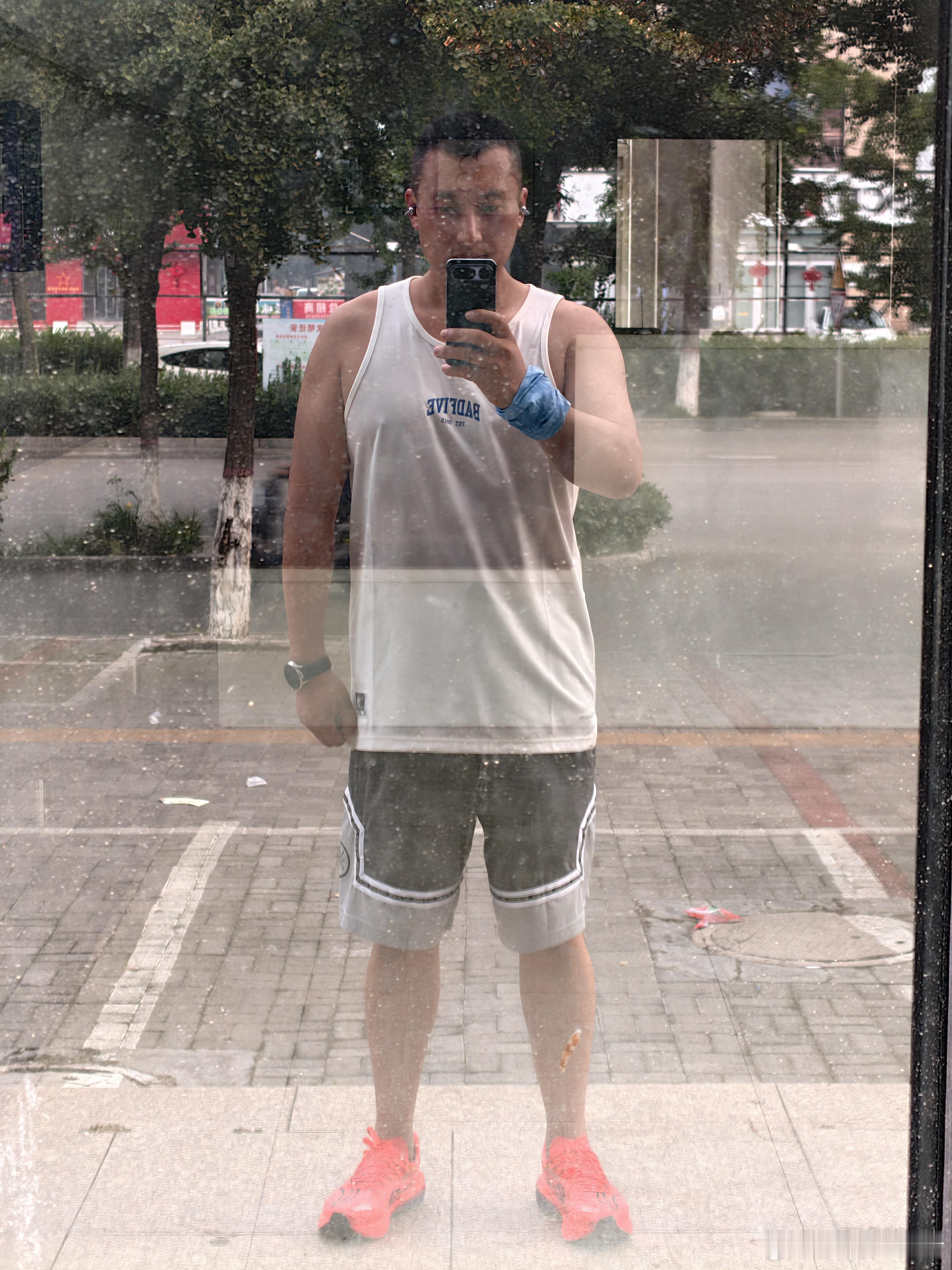 兄弟们，早上好！