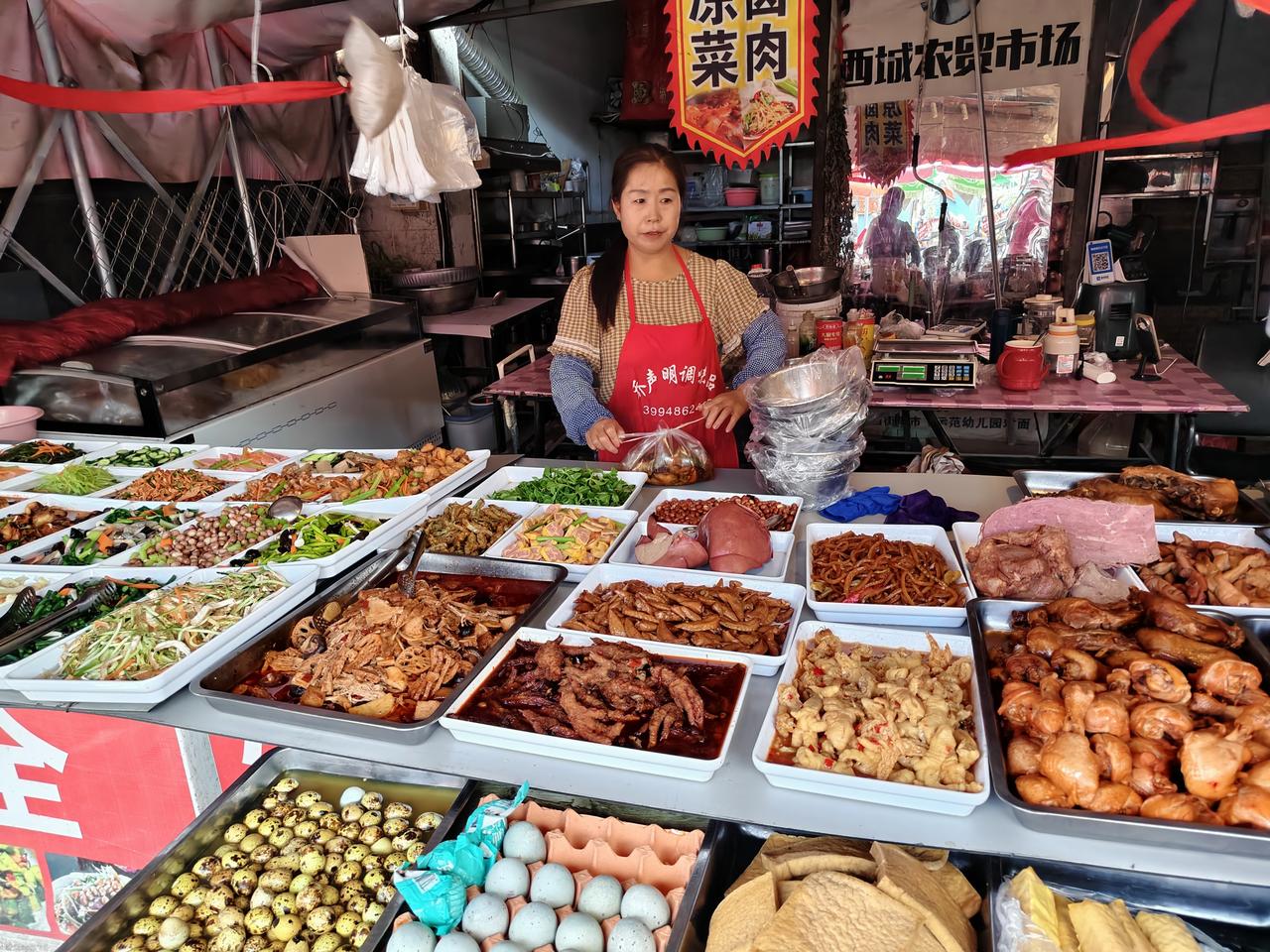 在运城盐湖西街早市，这位妹子在卖各种凉菜及肉类，就是新鲜，品质有保障[比心]瞧那