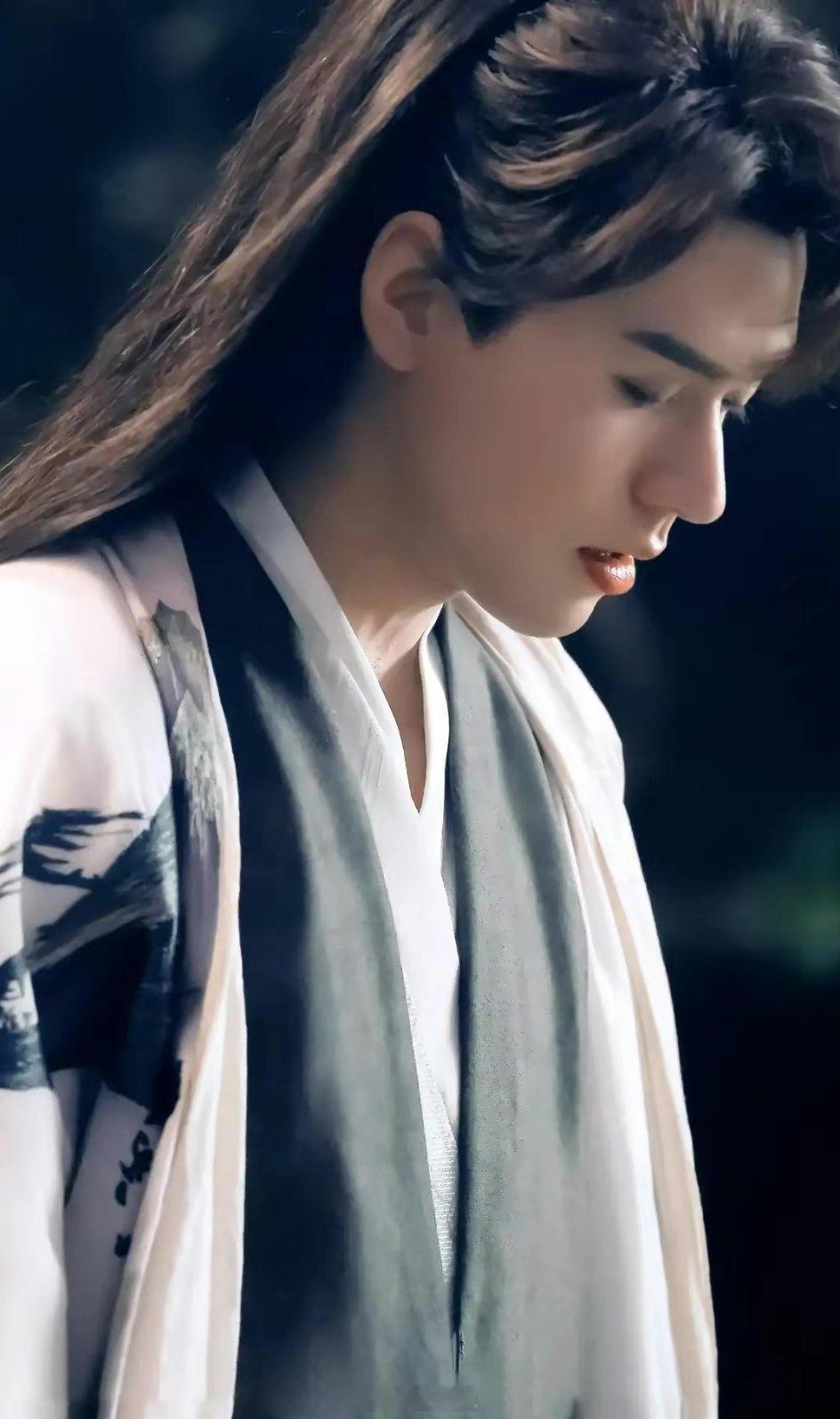 吃🍉：网传龚俊下个资源接触的是大制作院线电影男主，是精挑细选的大银幕首亮相之作