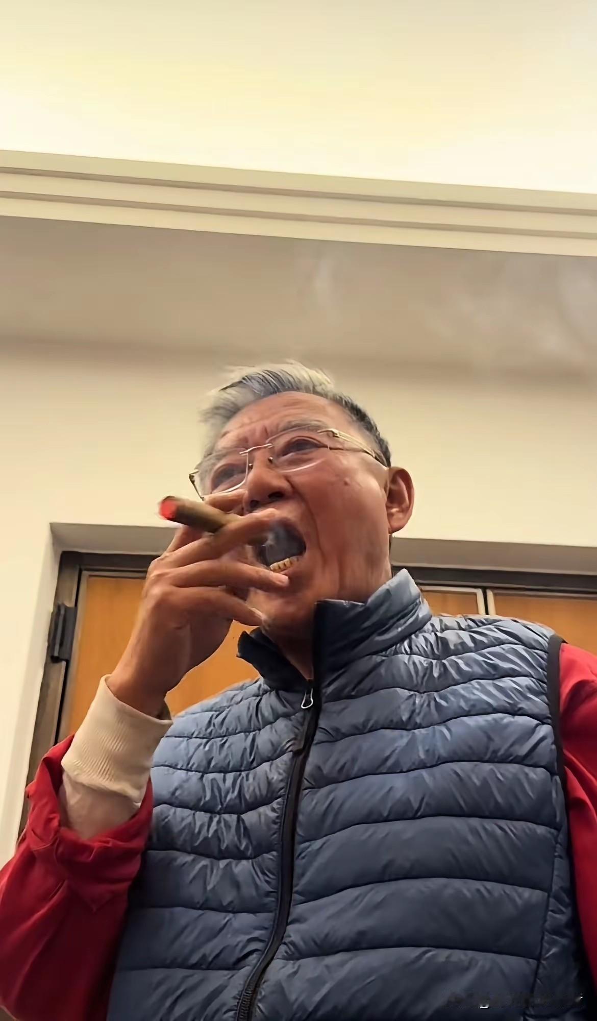 李立群真是牛，拍短视频竟然抽雪茄，老头就是乐观，一个人拍戏养全家，儿女都是有自己