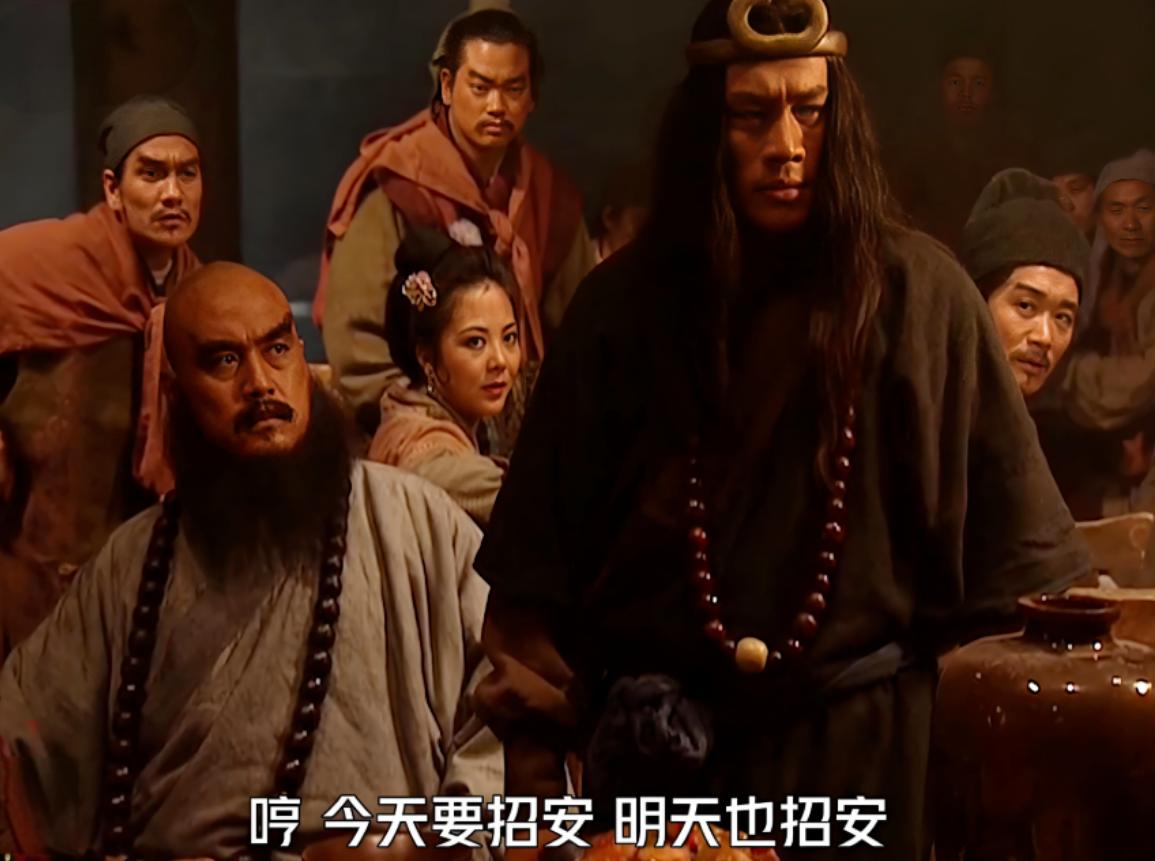 宋江一直想的就是招安，站在朝廷的角度上，宋江算是千古忠臣，大宋战神。
然而站在梁