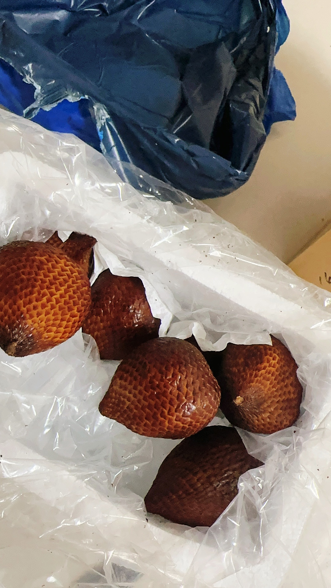 第一次吃蛇皮果 口感脆脆的 感觉真不错呢 就是有点贵哦🙄 