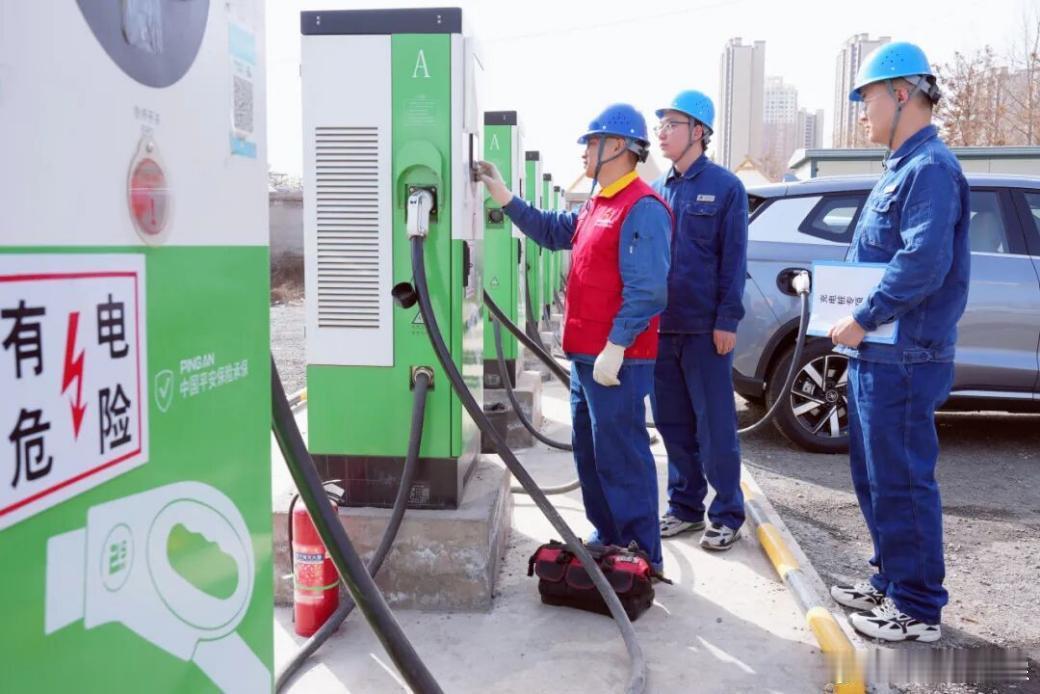 【“陇电直通车”跑出充电桩报装加速度】绿色出行日益普及，个人充电桩报装曾是不少新