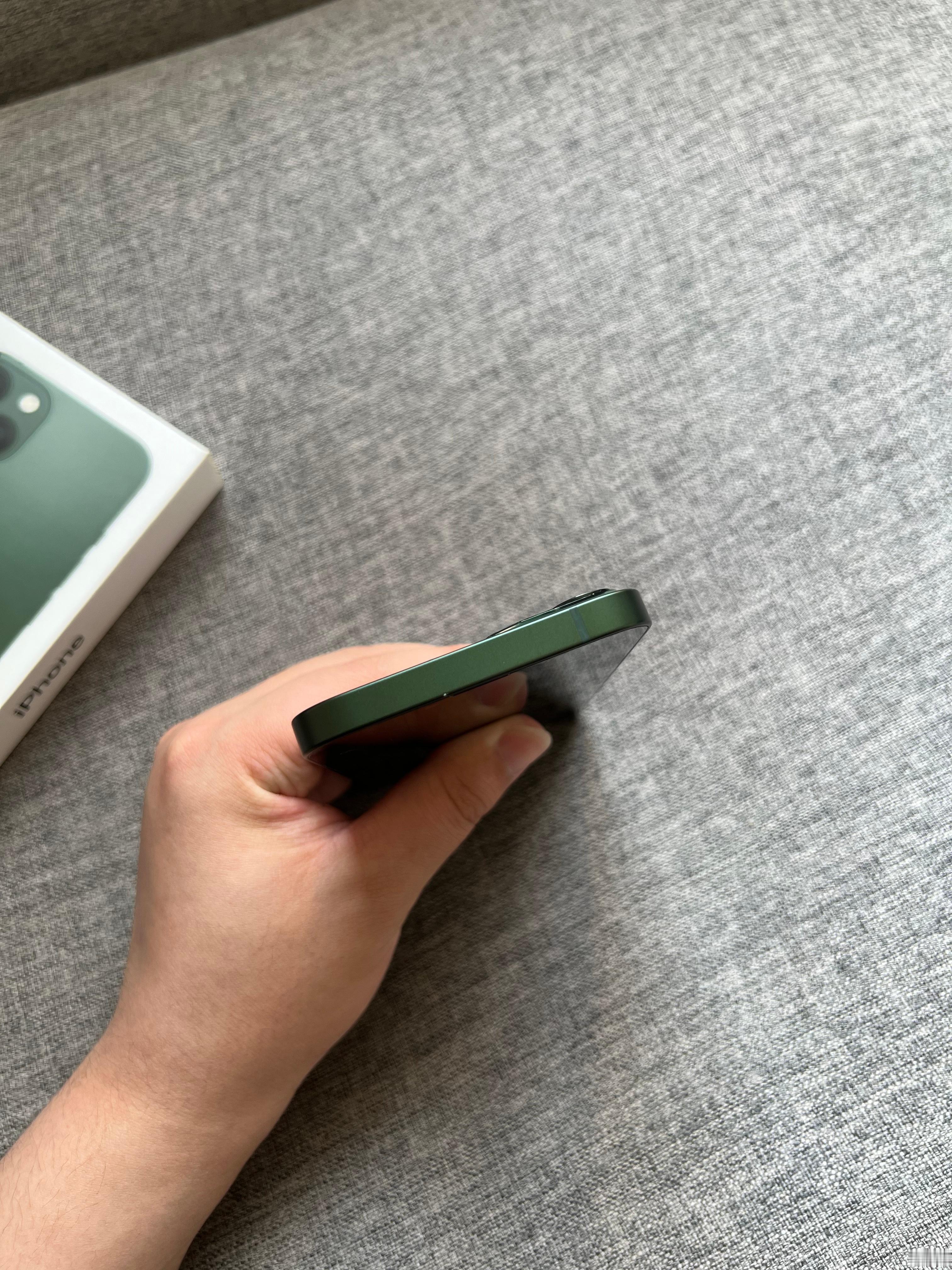 iPhone13 128 绿色，屏幕完美，中框小磕碰掉漆，电池效率84，后置摄像
