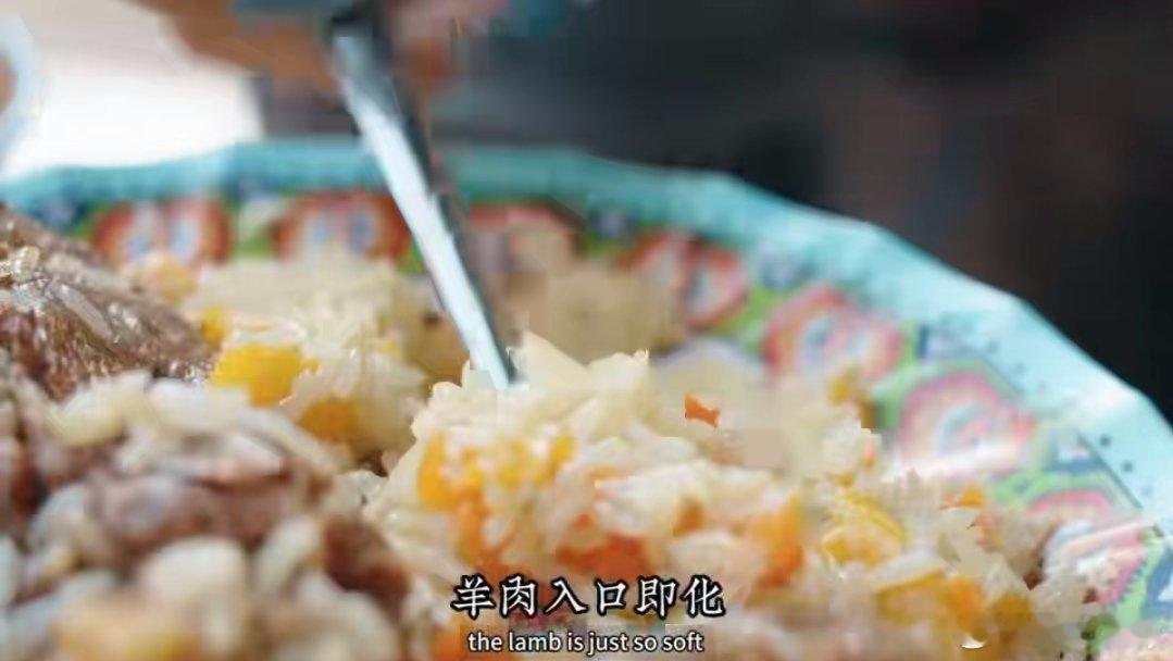 英国网红在新疆用飞猪帮帮打卡非遗英国网红深度打卡新疆非遗，亲手体验做馕，多亏飞猪