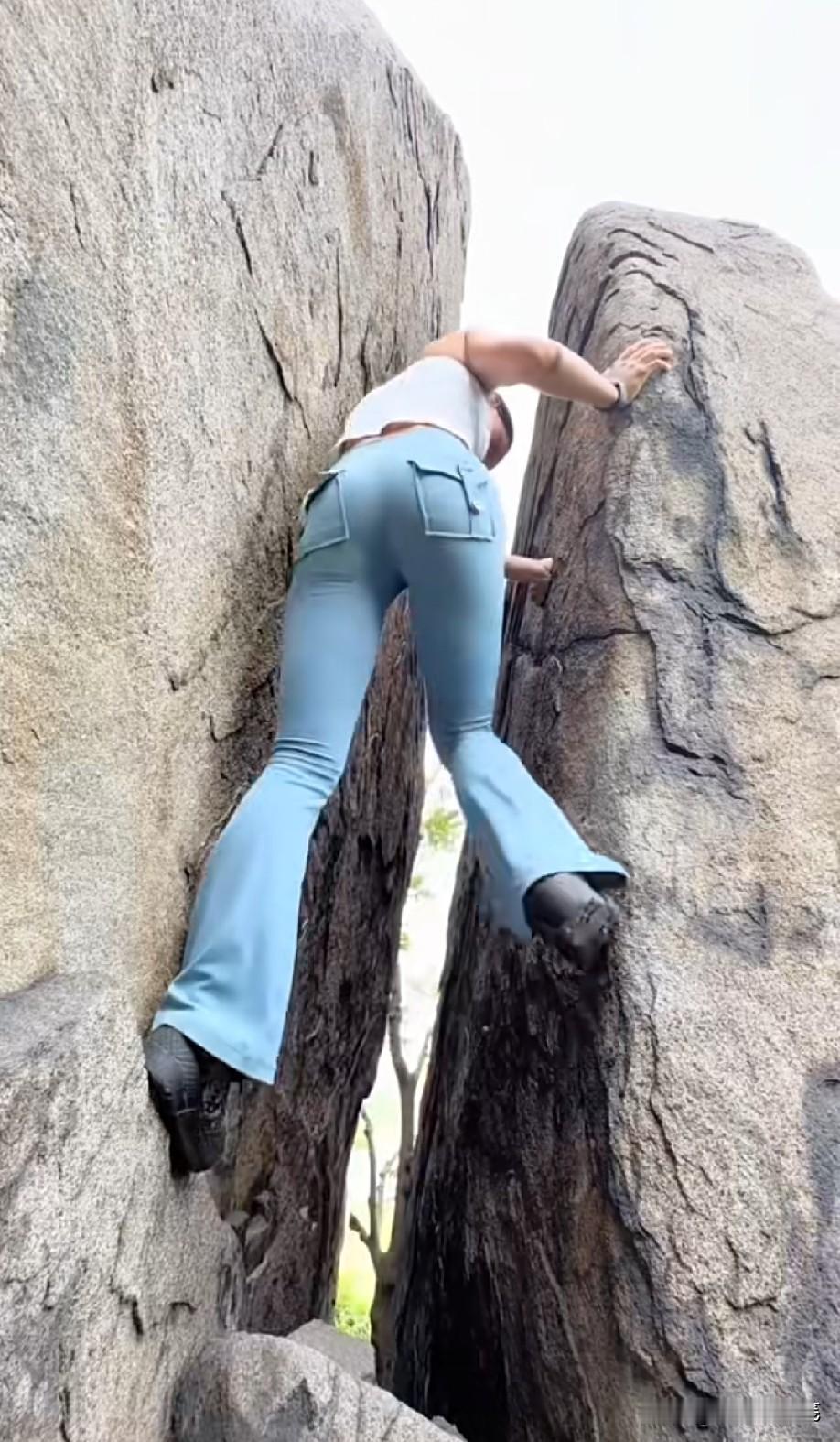 穿这身衣服去攀爬，合适吗？