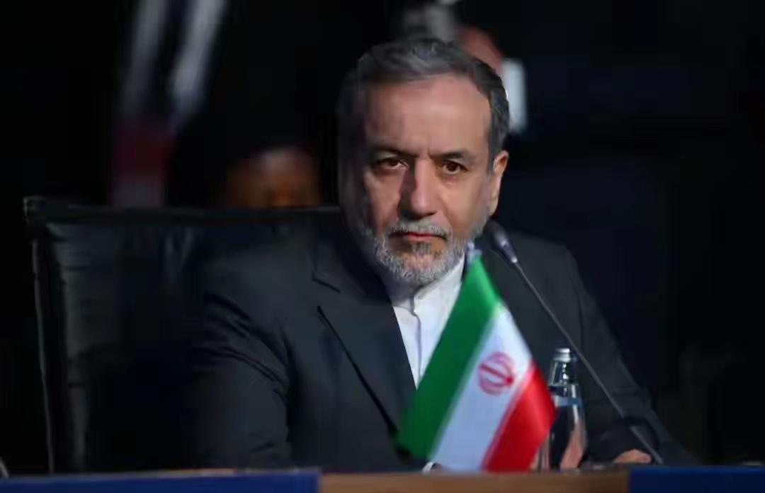 伊朗的战术回旋：表面退让背后的生存智慧

谁也没想到，伊朗外长阿拉格齐突然表态愿