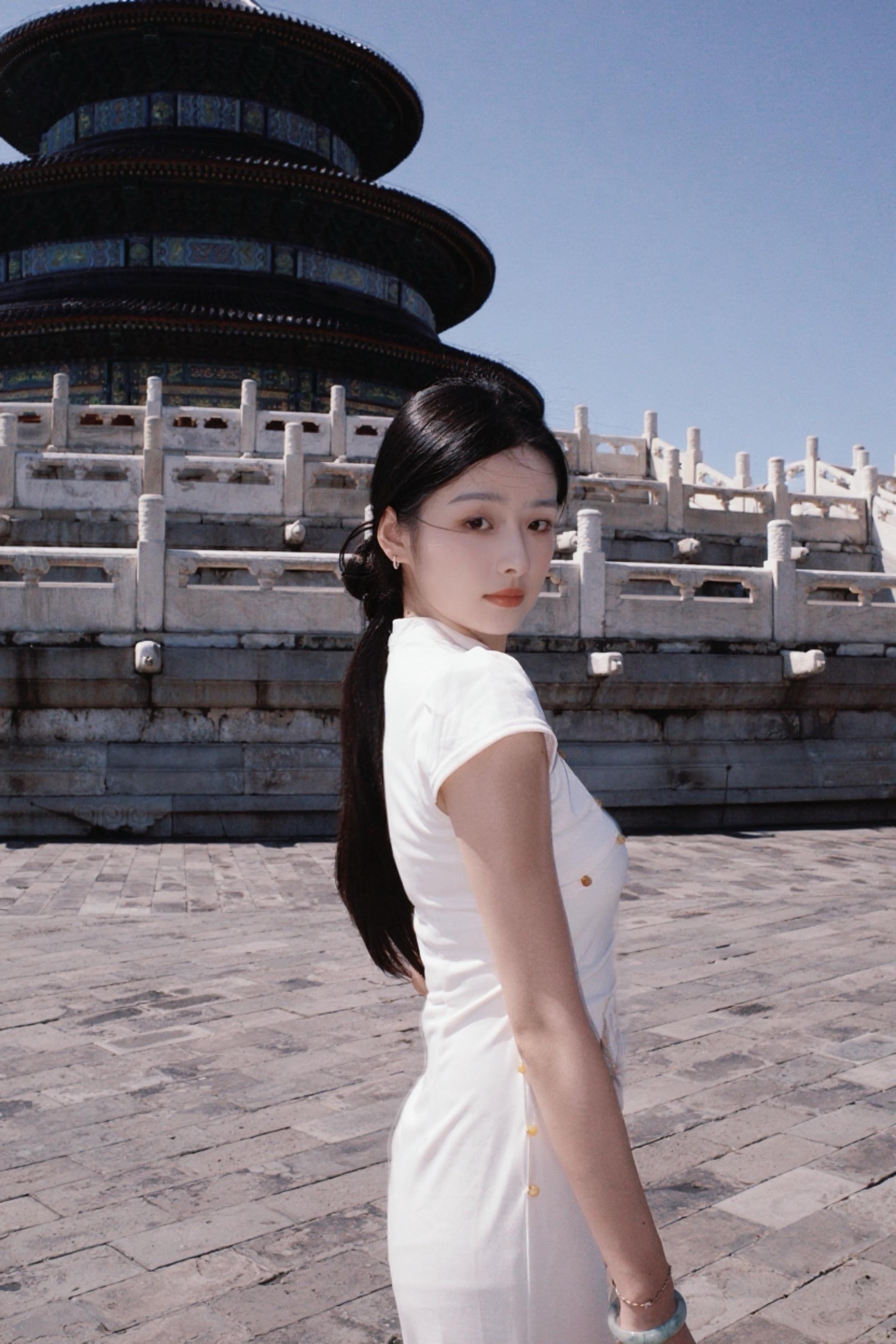 一袭旗袍 一梦芳华  张爱玲说：“在世间，唯有旗袍和美人不可辜负”