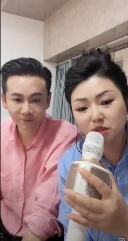 有网友问徐子崴罗姣你们是不是夫妻。
罗姣回应说是不是夫妻有这么重要吗，还非得问的
