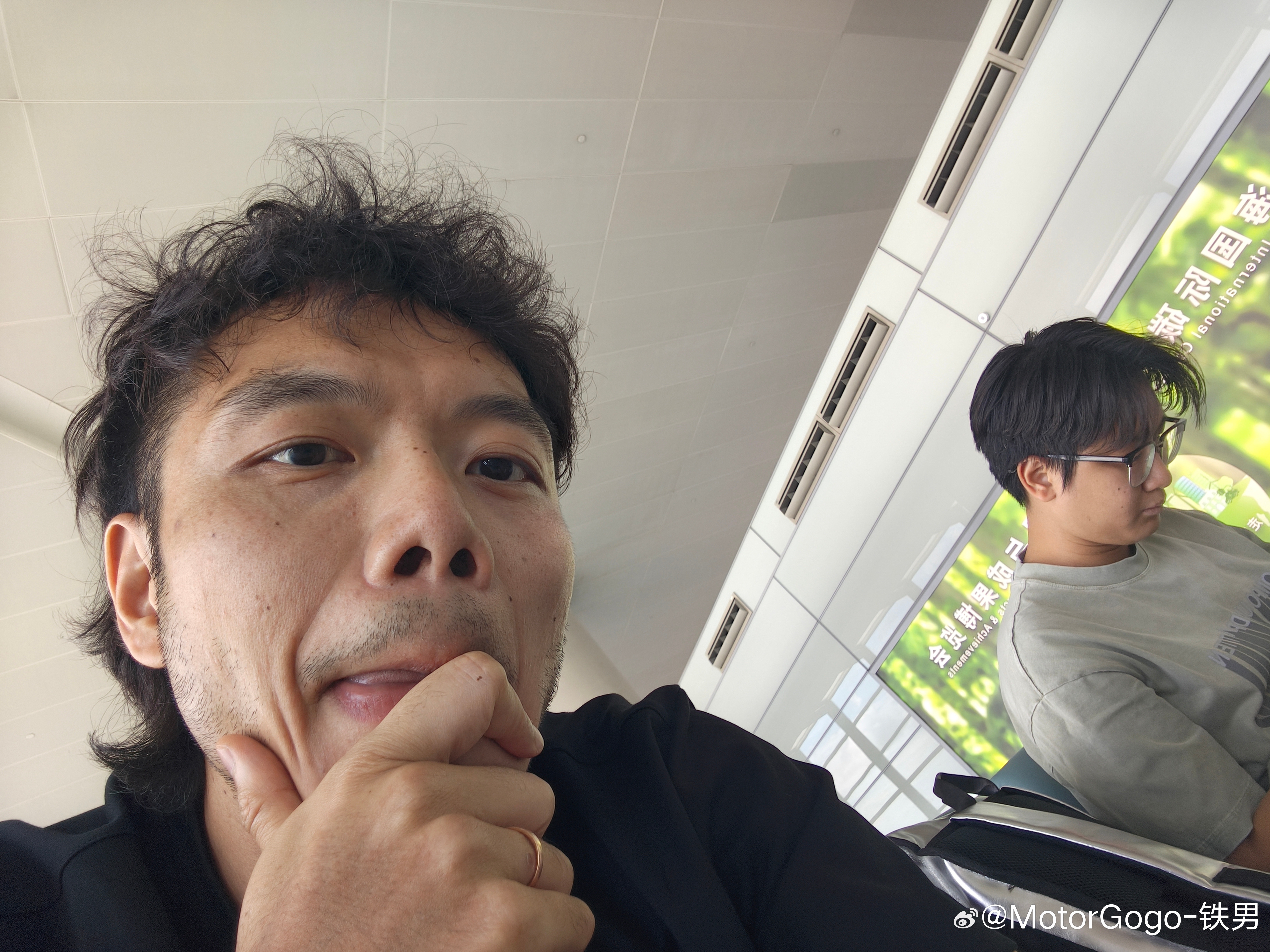 闪电来回，干完活可以走人了上海和深圳相比竟然还挺干燥的，都炸毛了。铁男随便聊  