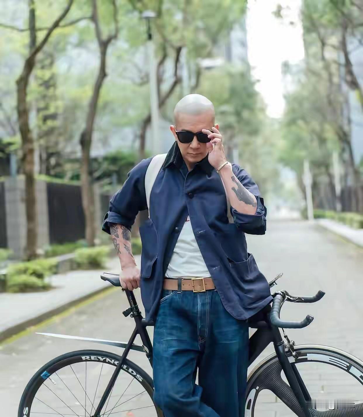 一直不明白
S当初为什么要急急忙忙嫁给欧巴？他到底有什么魅力？
年轻帅气的高颜值