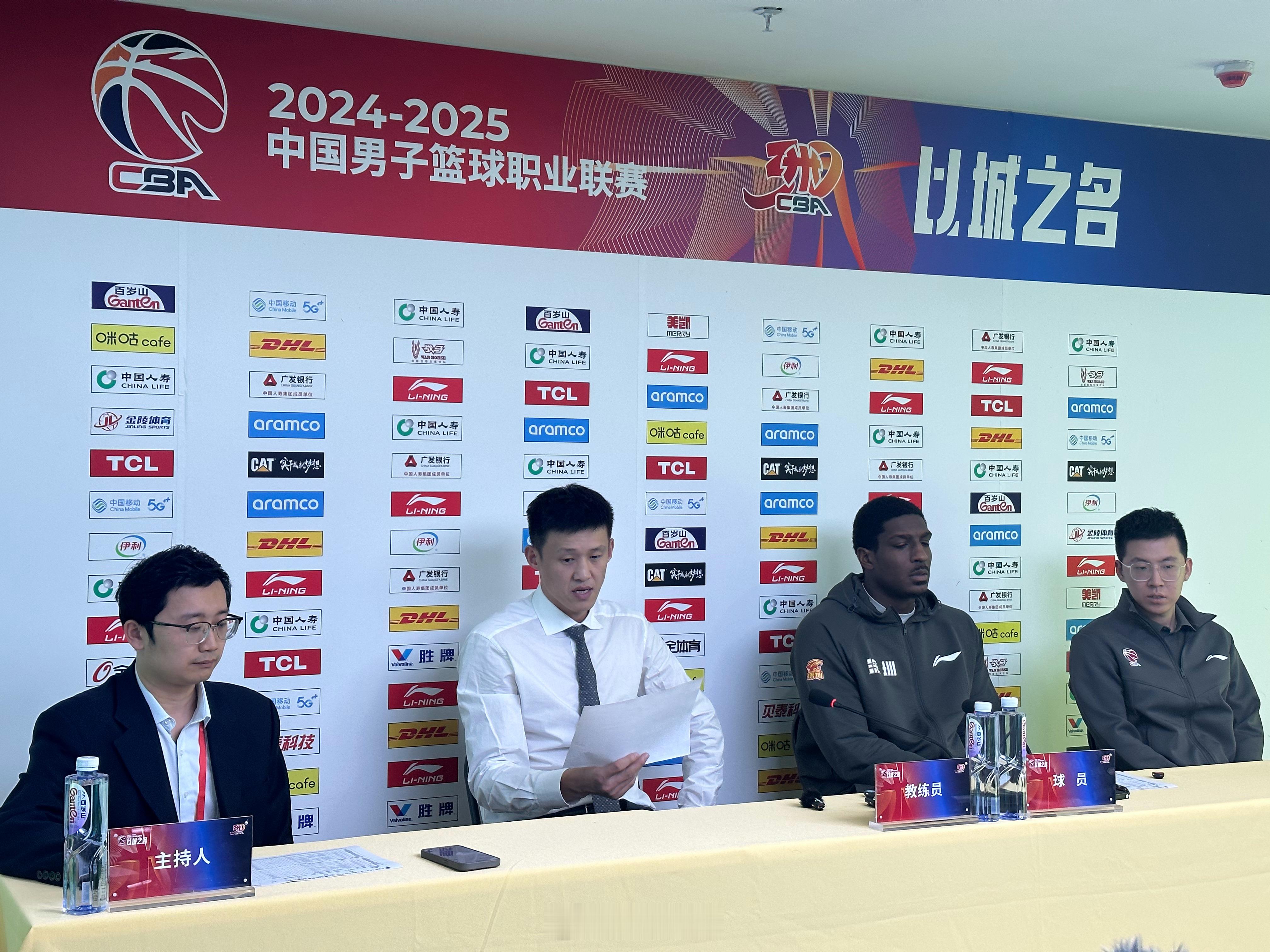 周鹏指导赛后发布会点评本场比赛：“这场比赛输在了开局，半场让对手获得81 分，很