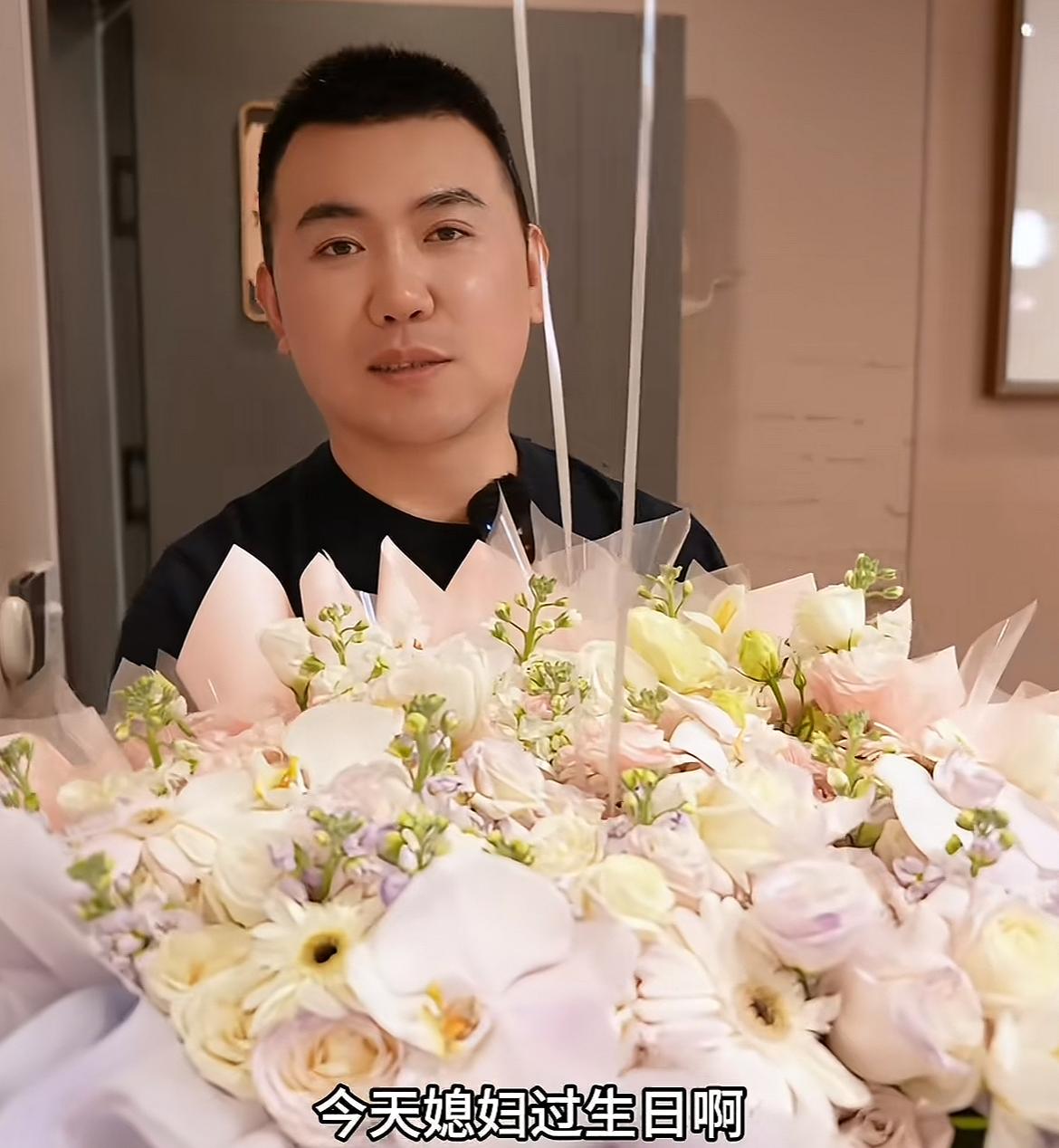 香港过气艳星张暖雅真的好幸福，她应该是为数不多能够获得家庭幸福的女艺人。
很多人