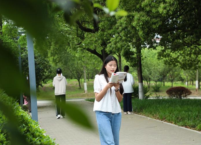 上联：去年梅下遇
下联：今春蹊上逢