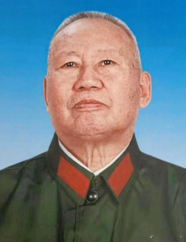 1978年7月，时任空军副司令员张积慧遭免职，并在人们视线中消失。

主要信源：