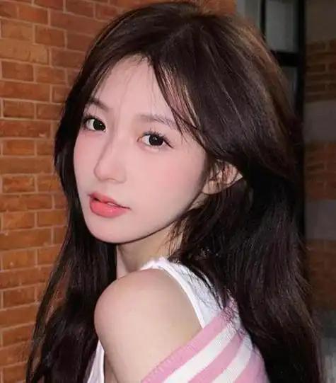 女人确实可怜，主动追男人得不到珍惜，可不主动又吸引不来优质的男性。除非男人实在太