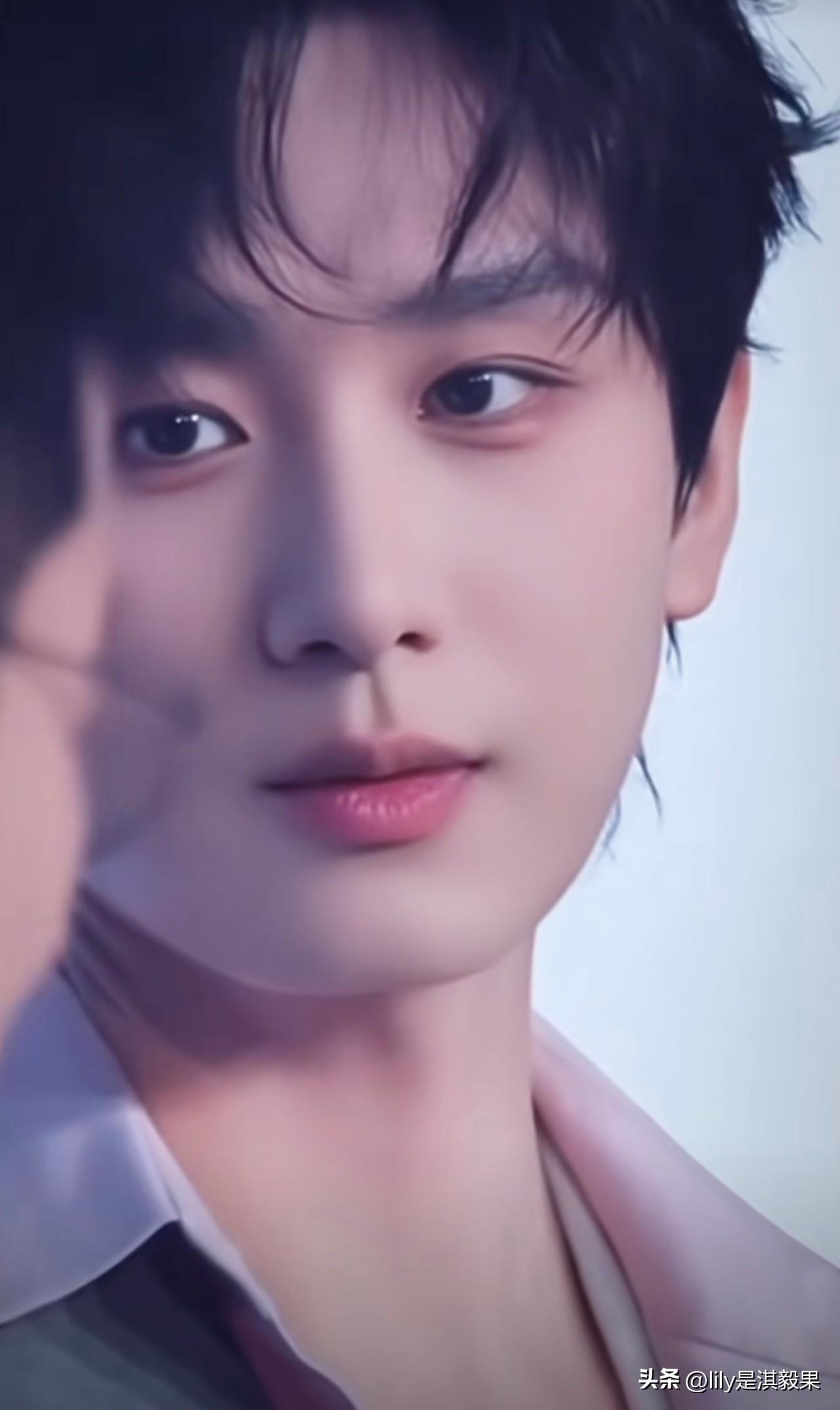 如果成毅这样看着你，你会怎么样？
成毅的眼神真的看谁都那么深情，他的眼睛，干净又