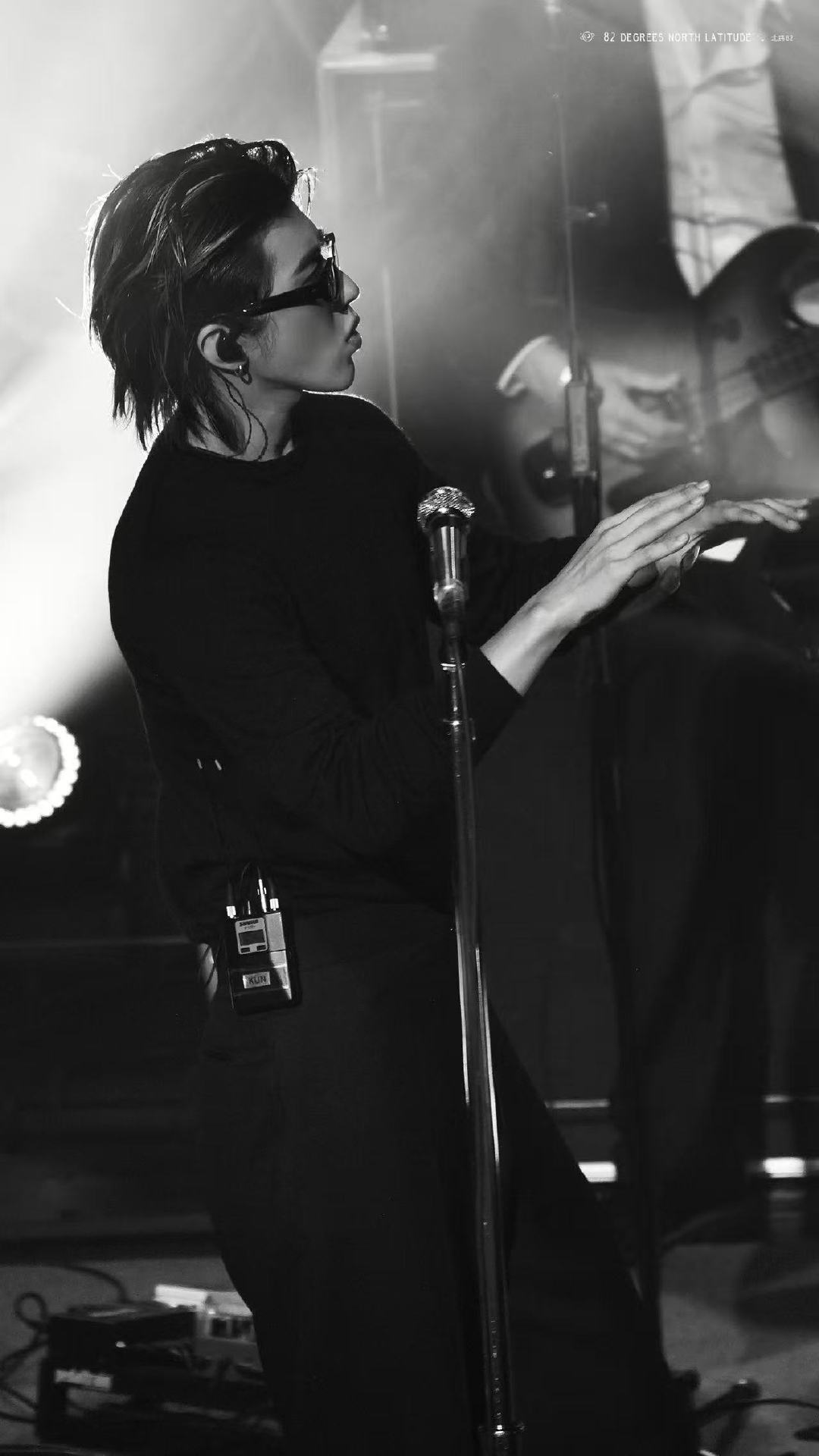 蔡徐坤芝加哥站后台造型 黑白滤镜下的他好有故事感，简约穿搭衬得气质愈发清冷出众，