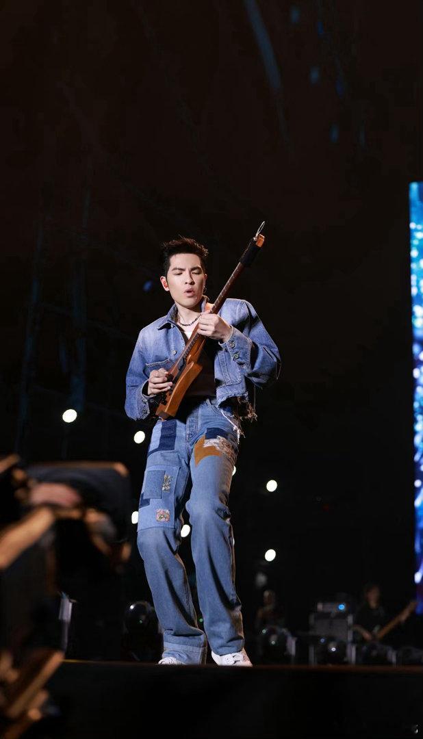 萧敬腾三天两城极限赶行程 行程再赶也挡不住兄弟见面，萧敬腾和王嘉尔这次合体太有爱