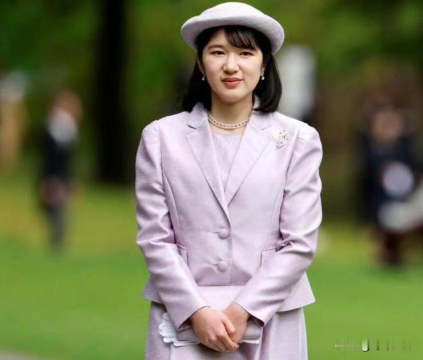 日本政府预计将在星期五批准修改《皇室典范》。不过，新方案仍绕开女性继位问题，不为